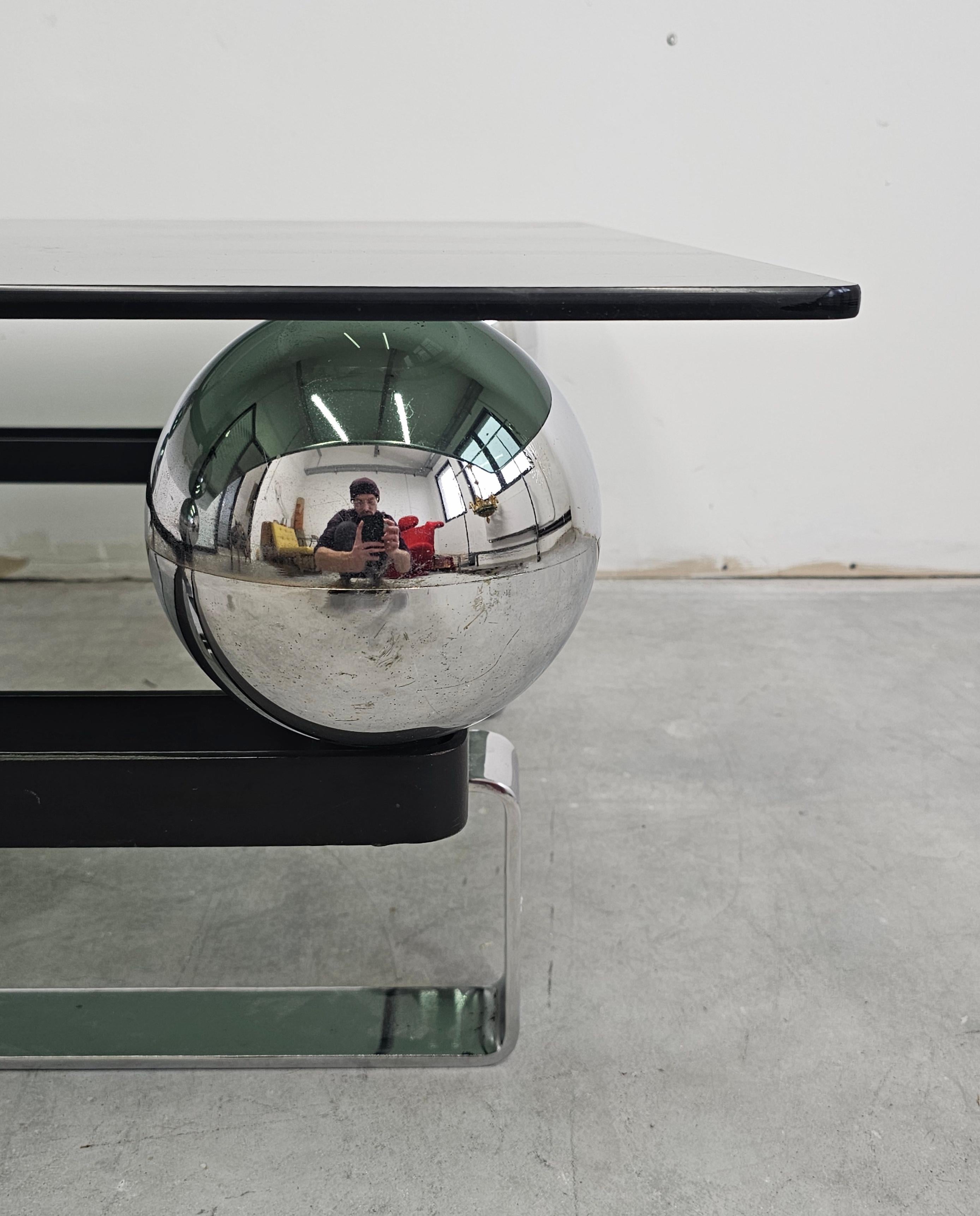 Français Table postmoderne en acier chromé et verre teinté, France, années 1970 en vente