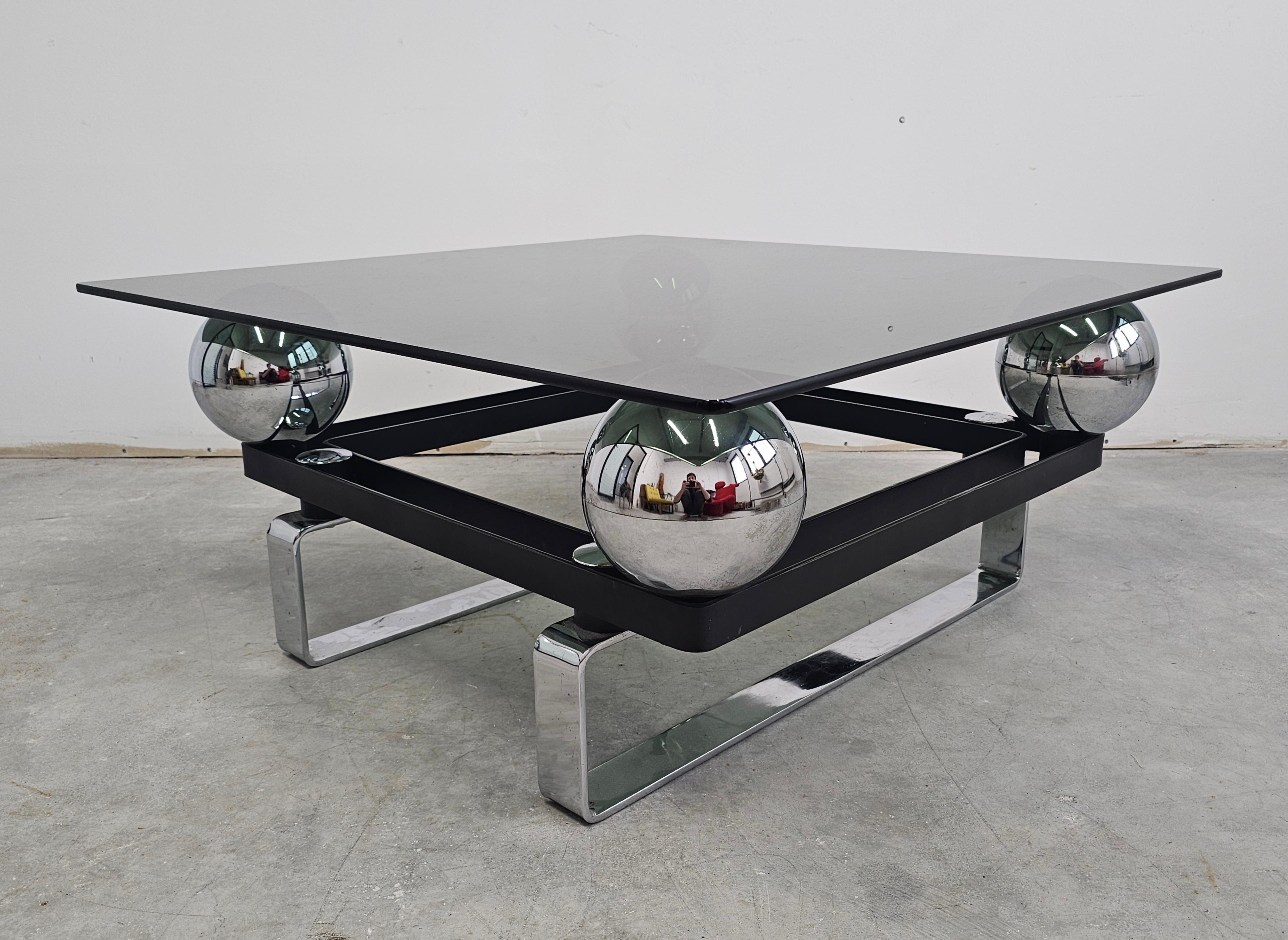 Postmodern table done in chrome plated steel and tinted glass, France 1970s In Good Condition For Sale In Beograd, RS