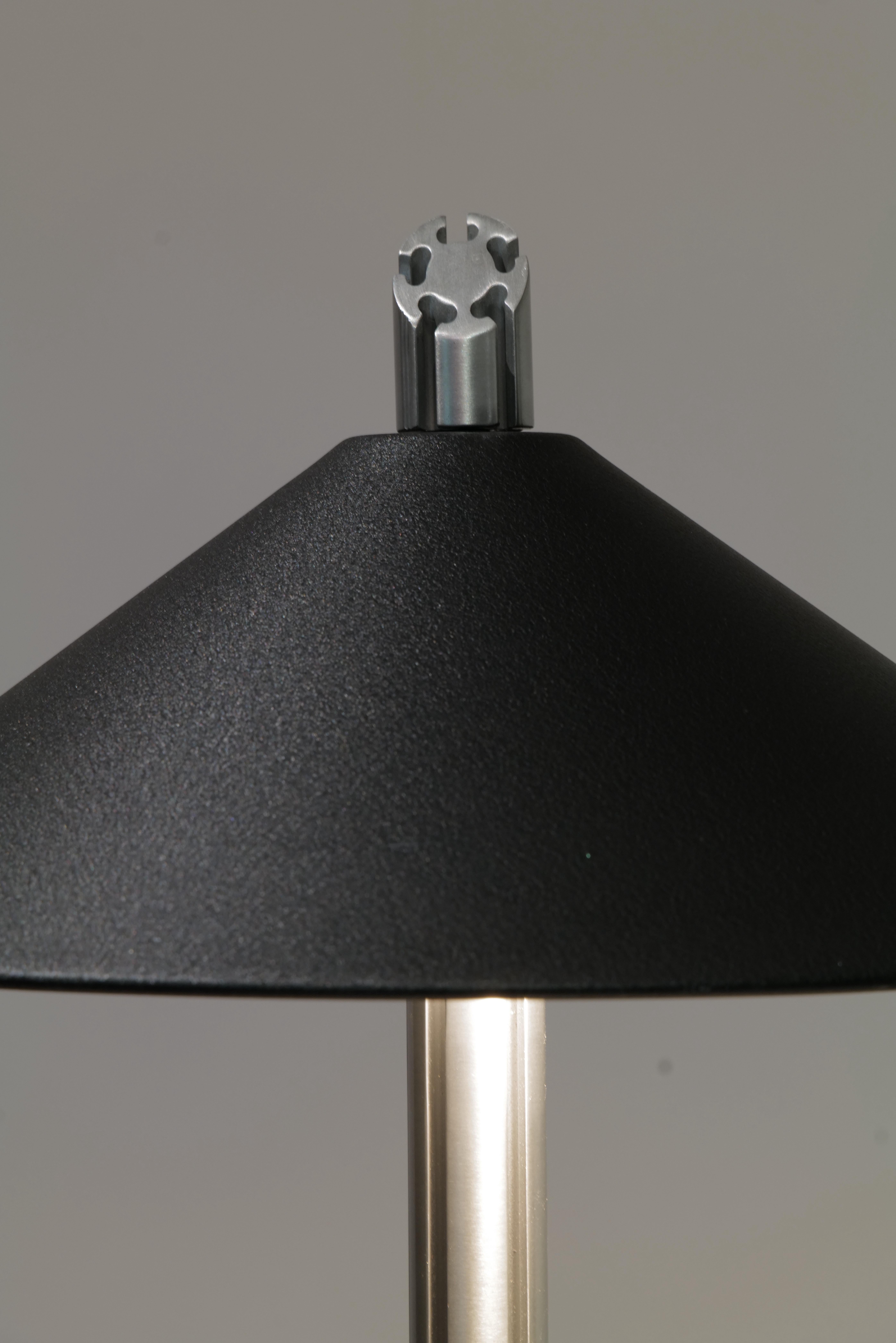 Lámpara de sobremesa posmoderna con pantalla cónica negra y tija de aluminio cepillado, años 80 Posmoderno en venta
