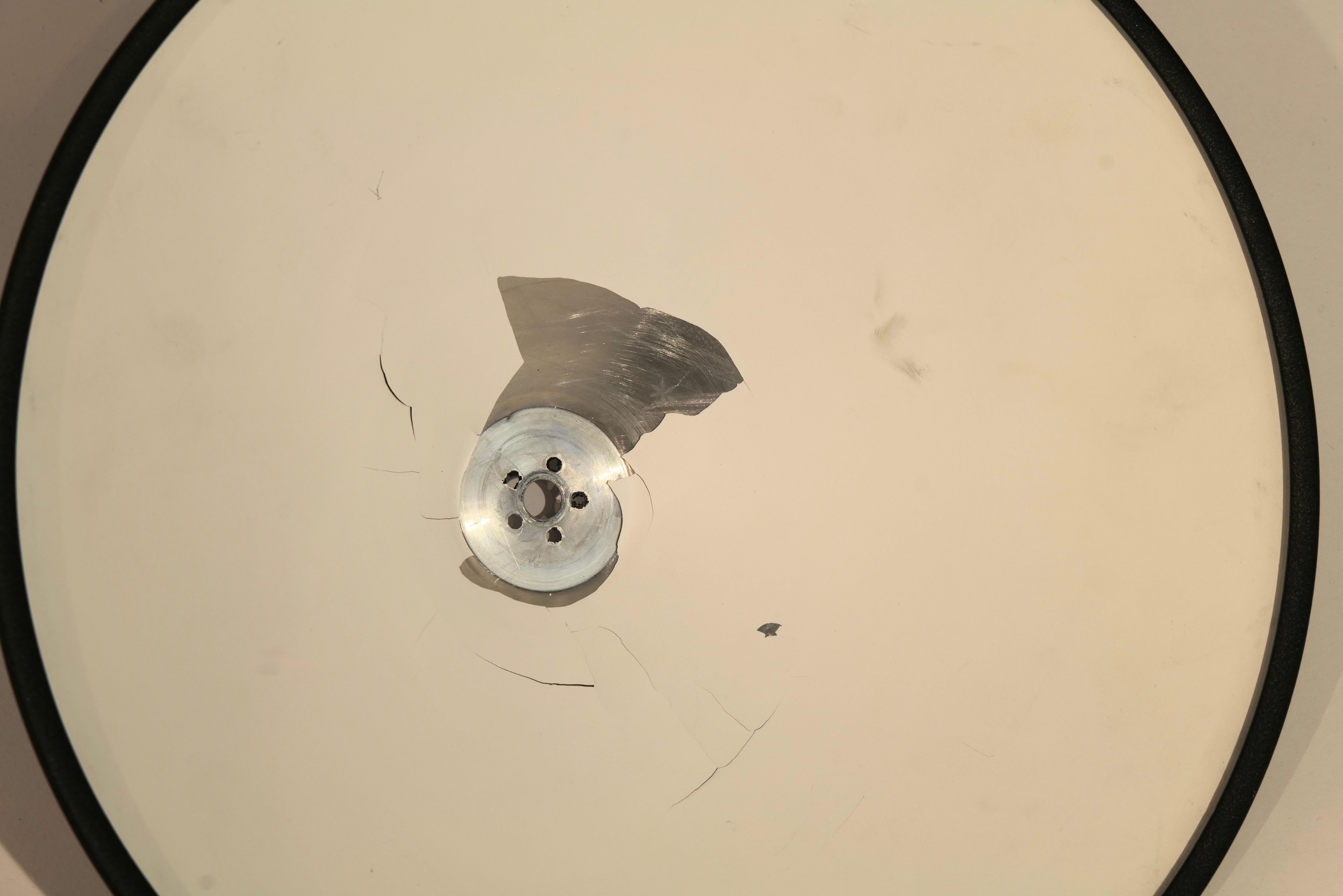 Lámpara de sobremesa posmoderna con pantalla cónica negra y tija de aluminio cepillado, años 80 en venta 2