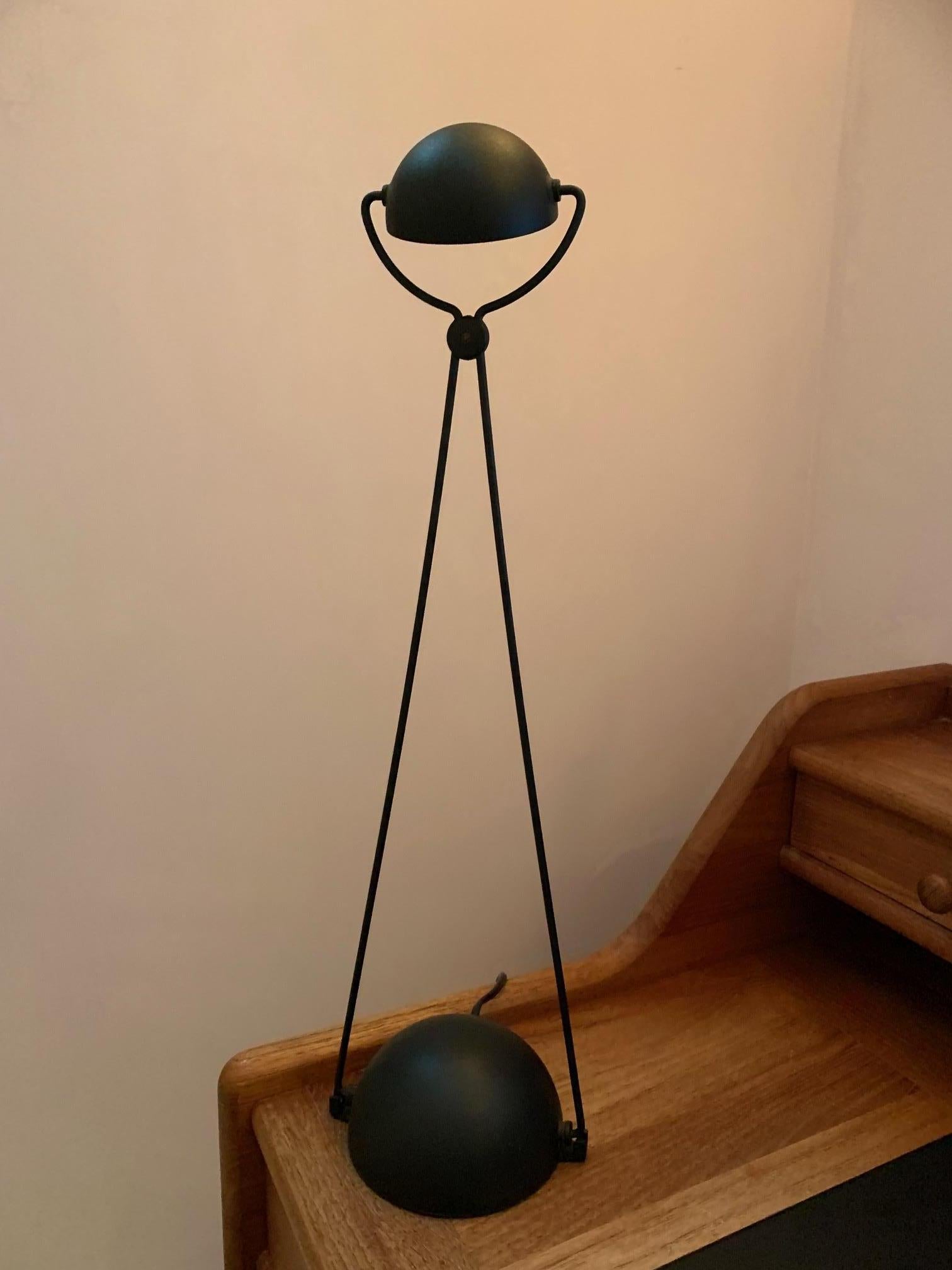 Encantadora lámpara pequeña de sobremesa o escritorio diseñada por Paolo Piva en la década de 1970. Es muy adaptable a tu necesidad personal del momento, ya que tanto el brazo como la luz se pueden girar en todas direcciones.