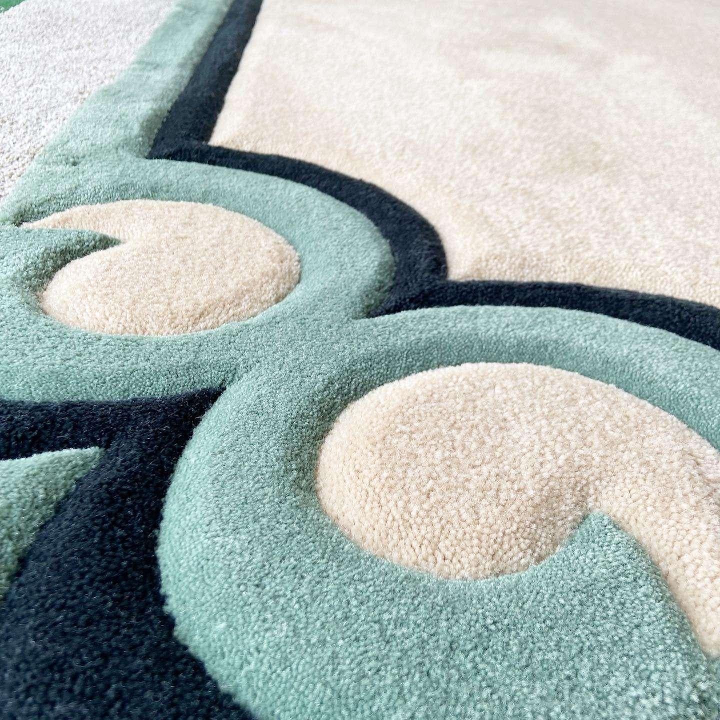 Postmoderner rechteckiger Teppich in Tan, Schwarz und Grün (Stoff) im Angebot
