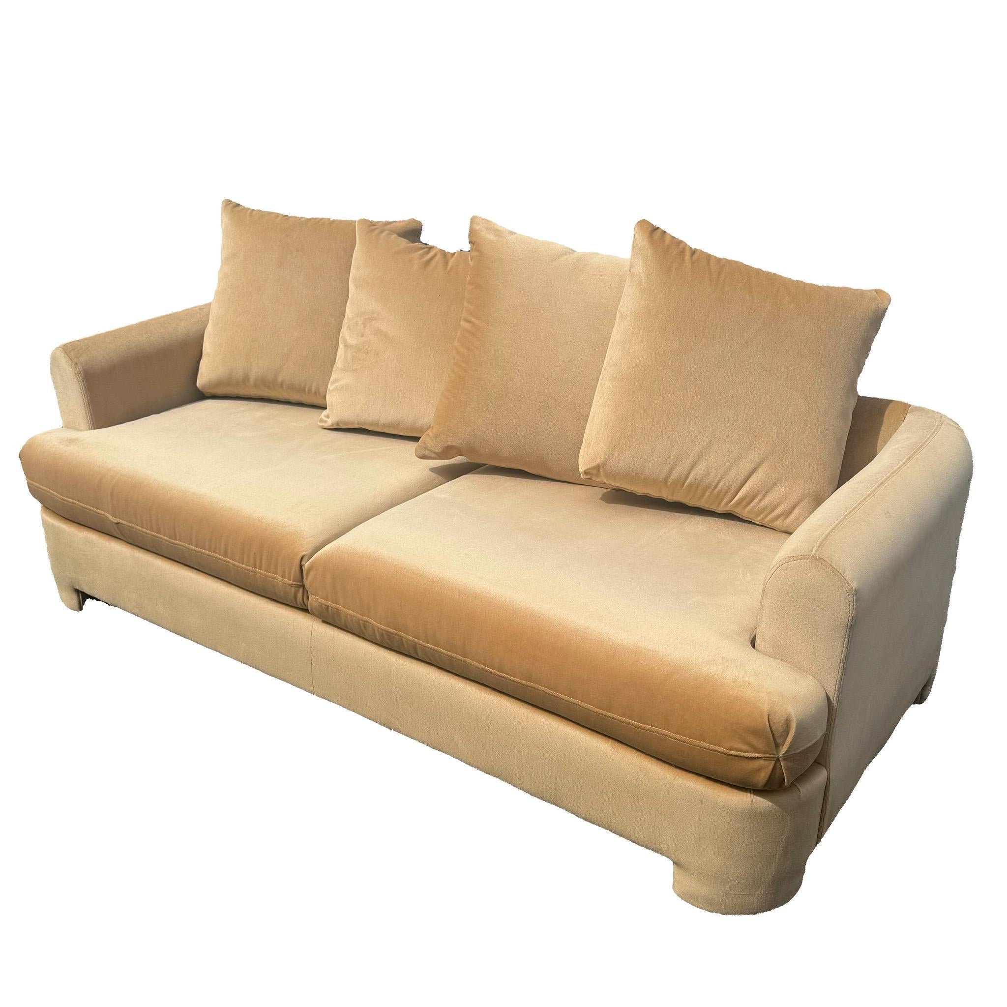 Ajoutez une élégance intemporelle à votre espace de vie avec ce canapé postmoderne en tissu tan de Selig. Doté de lignes épurées et d'un design minimaliste, ce canapé offre à la fois confort et style. Le tissu tan neutre complète diverses