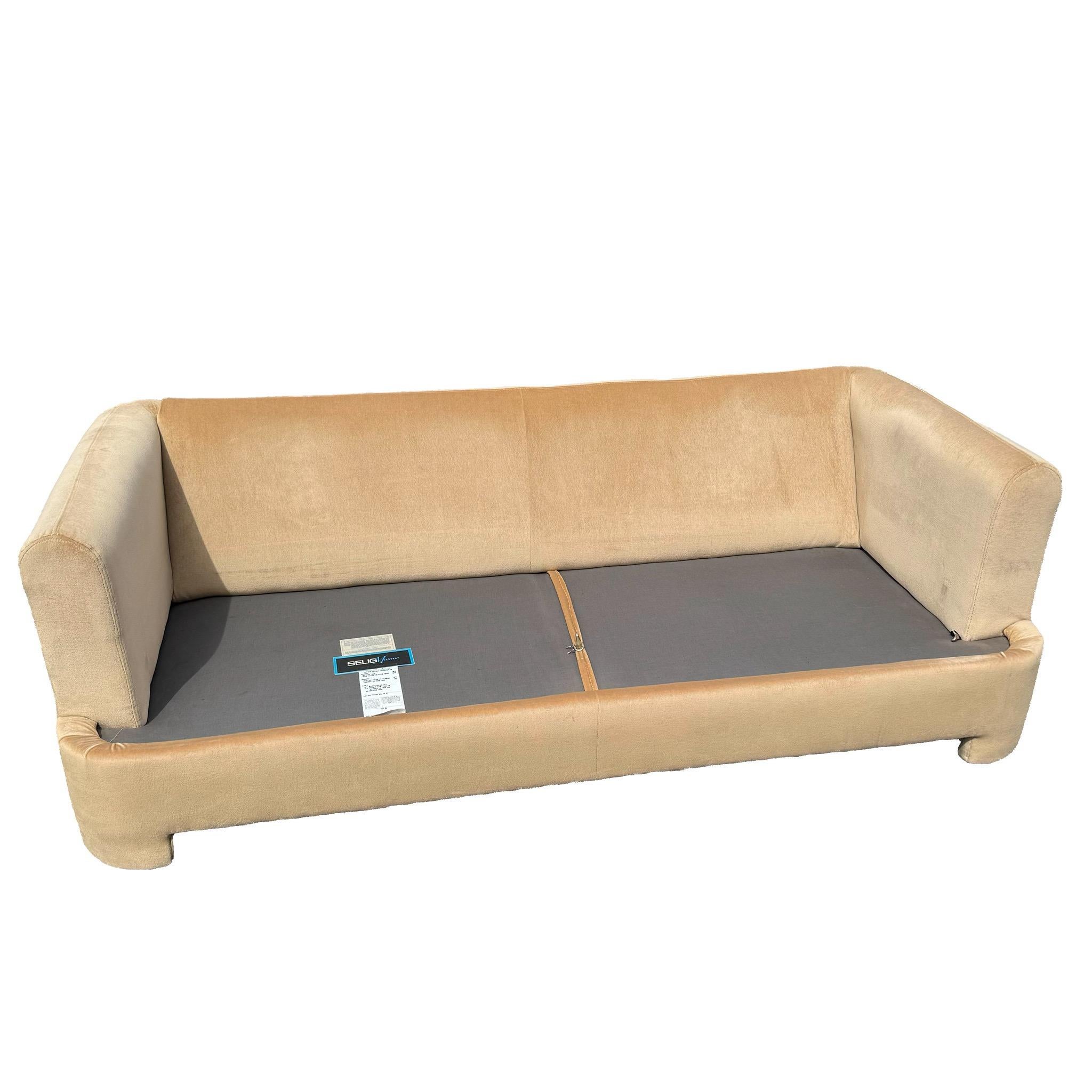 Canapé postmoderne en tissu fauve par Selig en vente 2