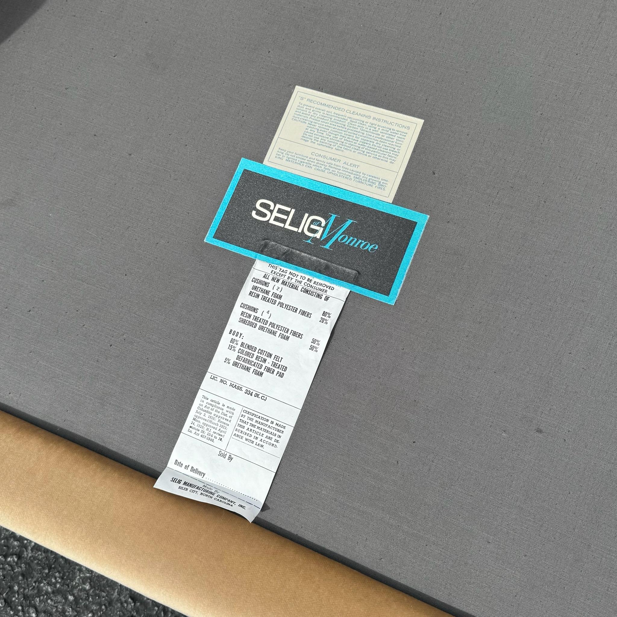 Canapé postmoderne en tissu fauve par Selig en vente 3