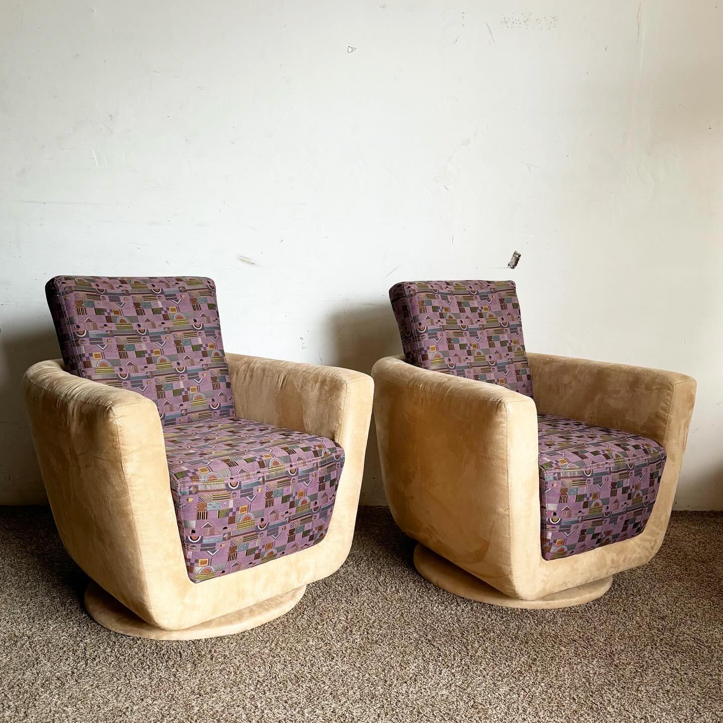 Revoyez votre espace de vie avec ces chaises longues pivotantes Postmodern, une fusion de confort et de style avec la microfibre tan et les motifs violets. Idéales pour les intérieurs modernes, elles offrent une fonctionnalité de pivotement à 360
