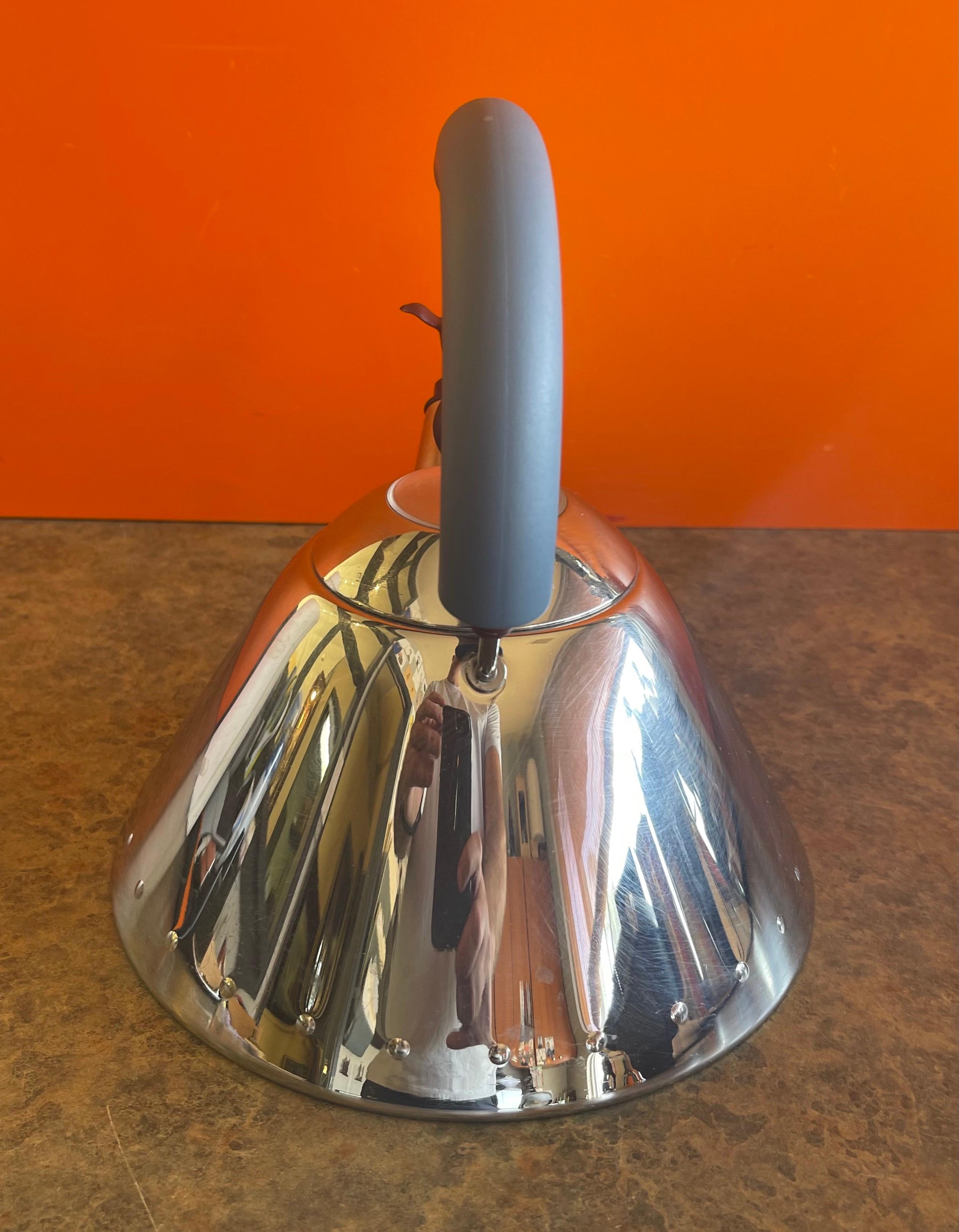 Moderner postmoderner Teekessel mit Creme und Zucker von Michael Graves für Alessi im Zustand „Gut“ im Angebot in San Diego, CA