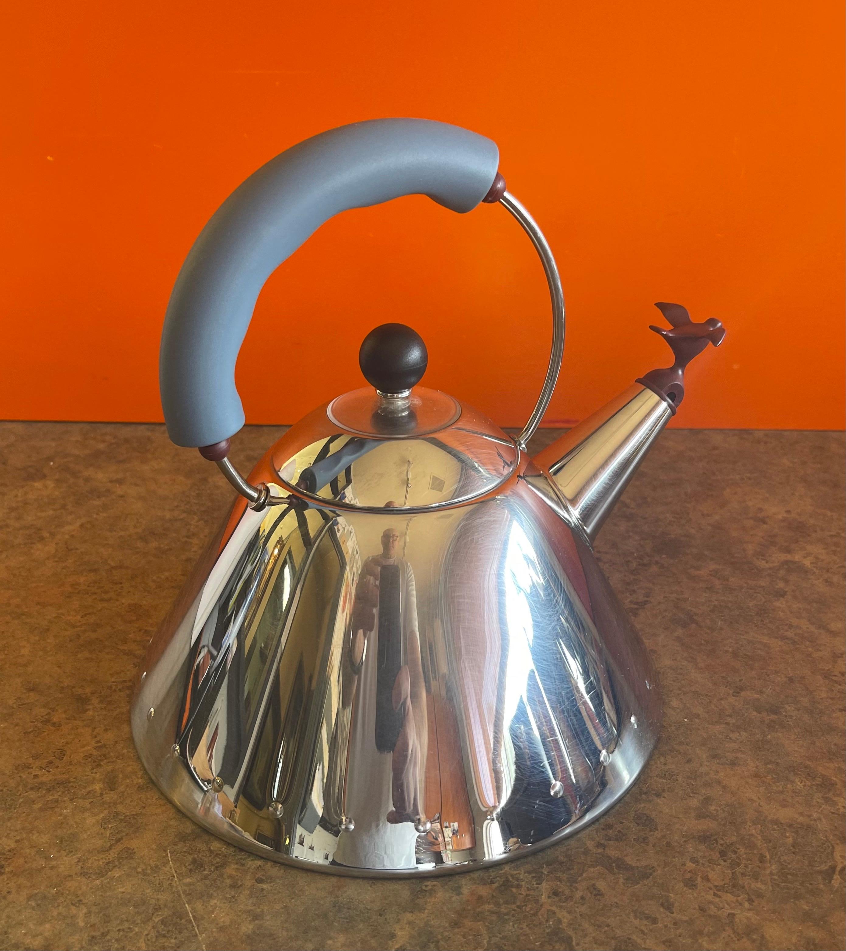 Moderner postmoderner Teekessel mit Creme und Zucker von Michael Graves für Alessi (20. Jahrhundert) im Angebot