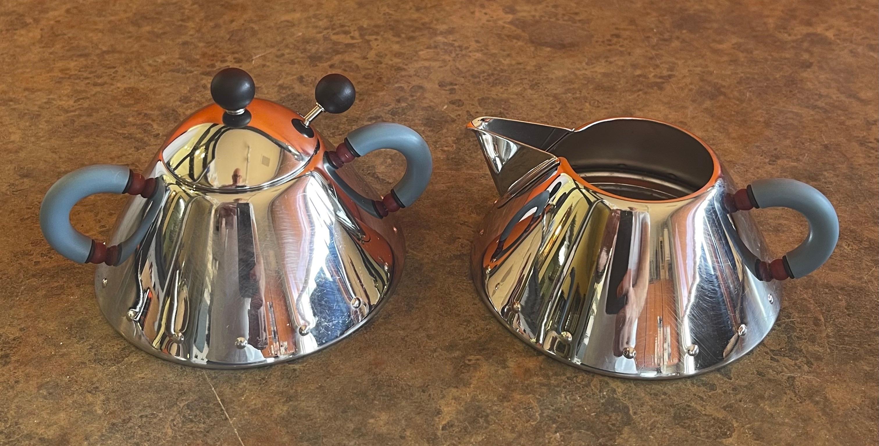 20ième siècle Bouilloire à thé postmoderne avec crème et sucre de Michael Graves pour Alessi en vente