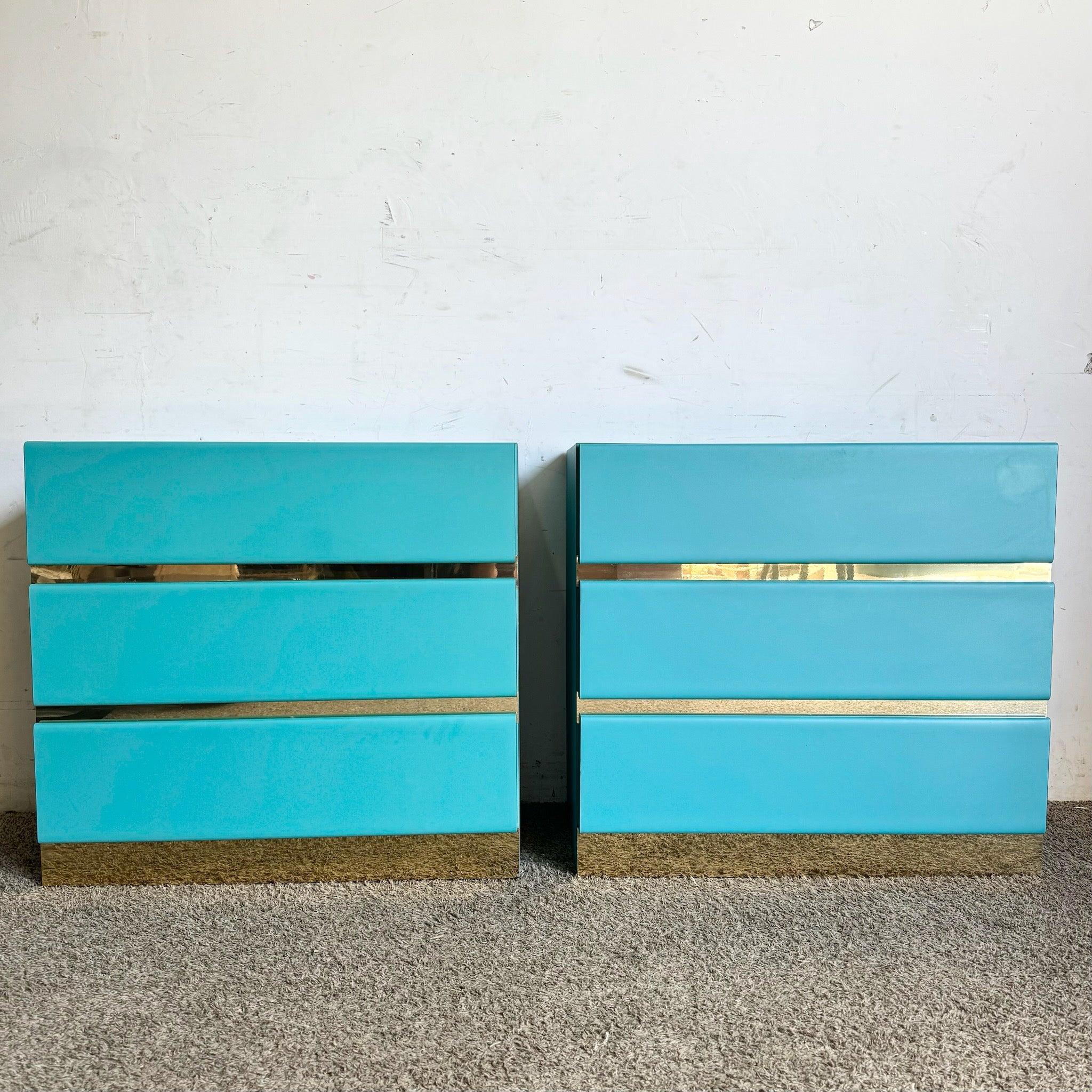 La paire de commodes postmodernes en stratifié teal avec accents dorés ajoute une élégance audacieuse et un rangement pratique à tout espace de vie ou de chambre à coucher chic.
 
 Usure mineure comme le montrent les photos. 
 Nous vendons les