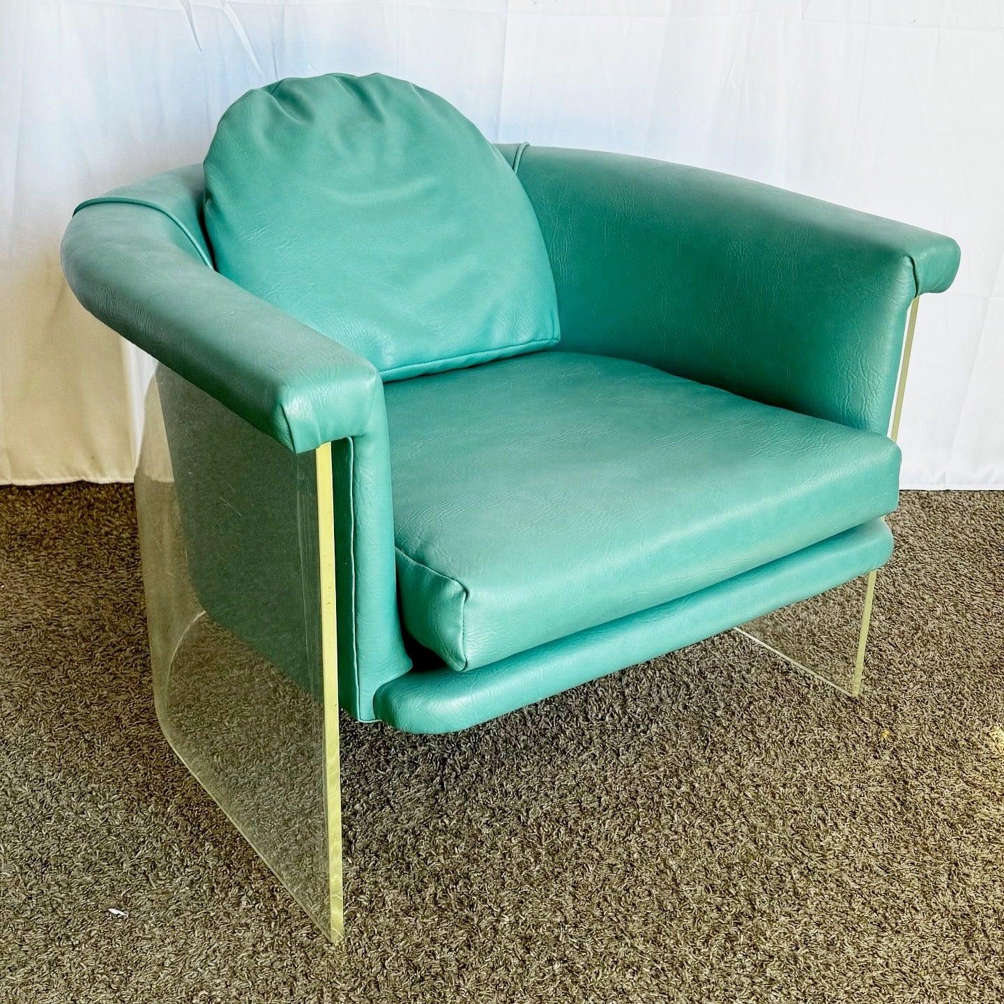 Postmoderner tealfarbener Naugahyde Lounge Chair mit schlankem Lucite-Rahmen, der kühnes Design und Komfort für moderne oder eklektische Räume kombiniert.
 
 Einige Kratzer auf dem Lucite wie auf den Fotos gezeigt. 
 
 Wir verkaufen die Gegenstände