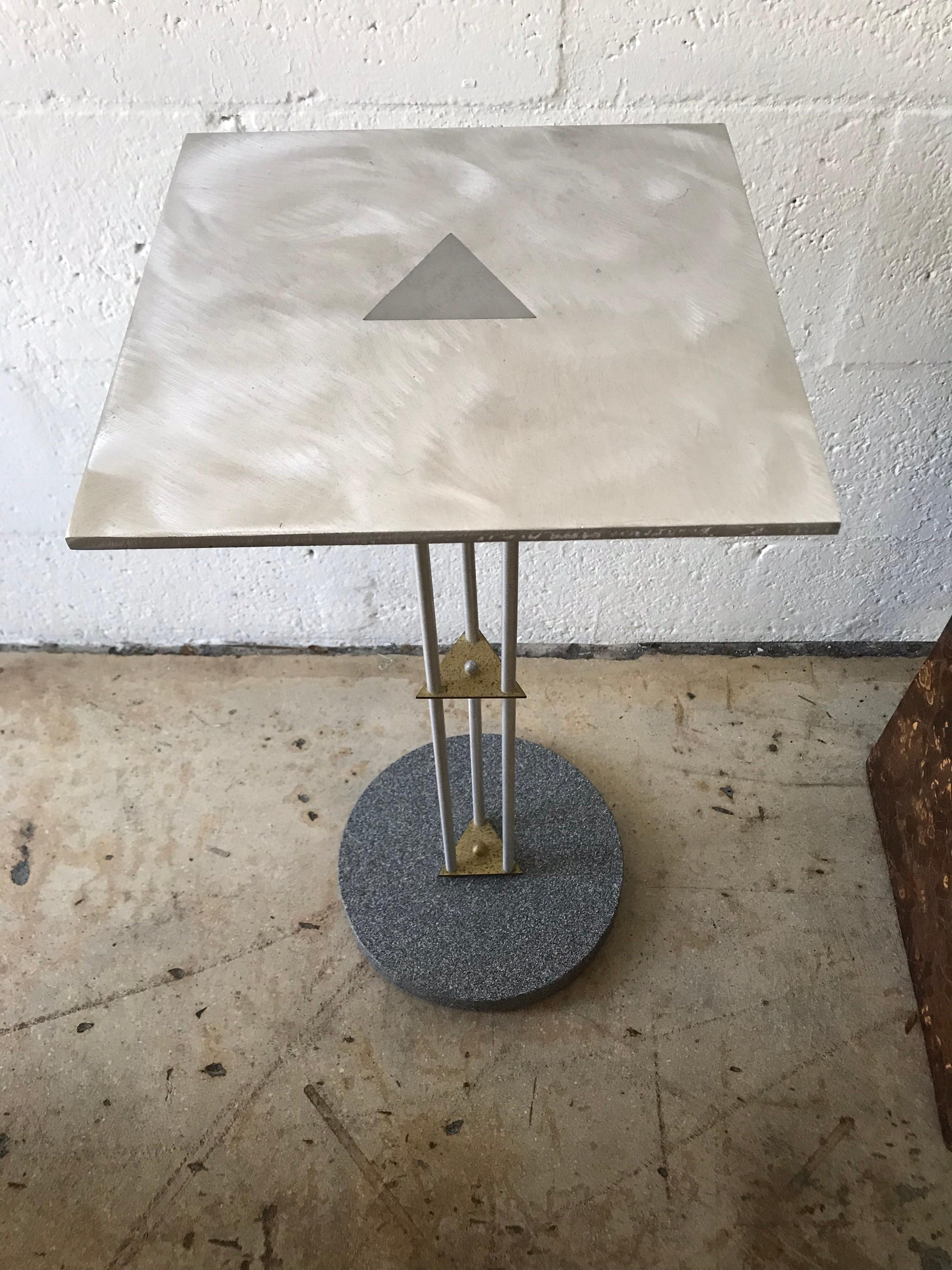 Table d'appoint pour téléphone de style postmoderne Memphis, en acier et laiton, avec une base en granit trompée.