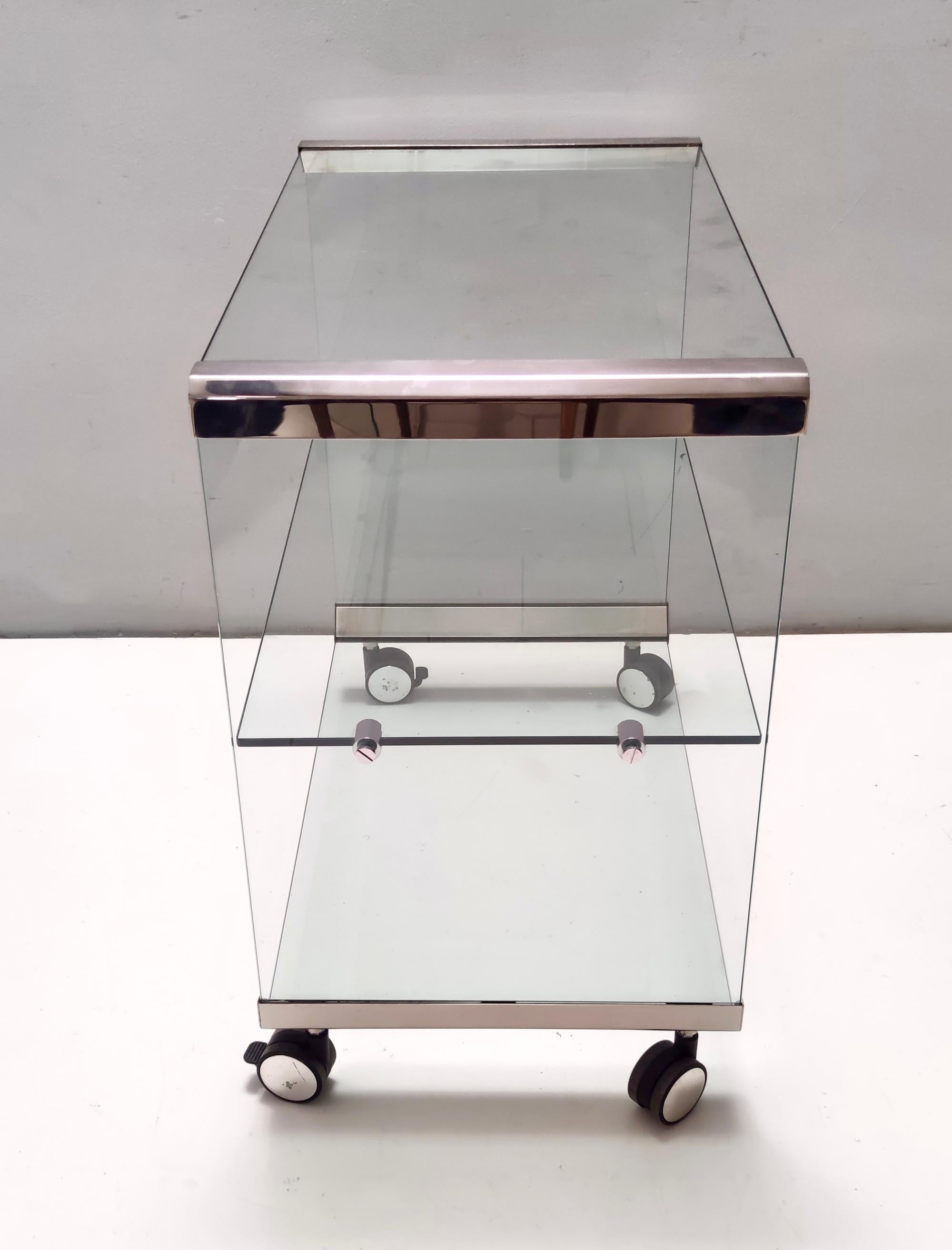 Fabriqué en Italie, années 1970-1980.
Cette étagère / table d'appoint est fabriquée en verre trempé et comporte une étagère en verre, des pièces en acier et des roulettes.
Il peut présenter de légères traces d'utilisation puisqu'il est vintage, mais