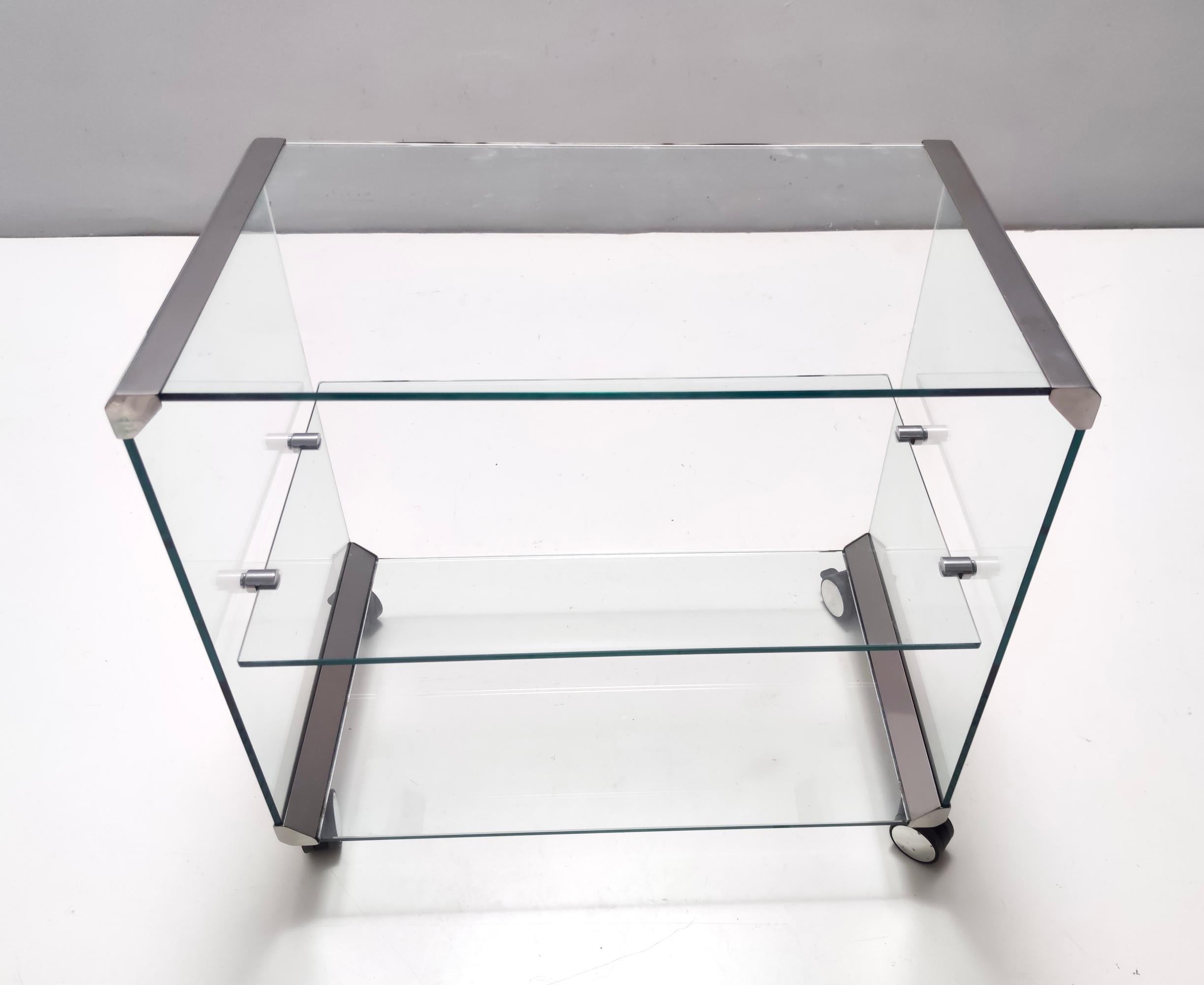 Postmoderne Étagère postmoderne en verre trempé et acier de Gallotti & Radice avec roulettes en vente