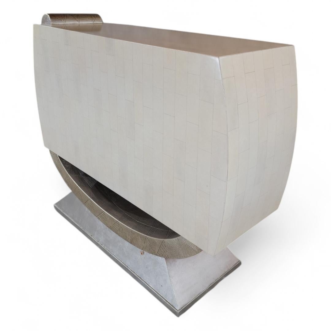 Credenza Artmax postmoderna scultorea a 2 ante in osso e argento tessellato In condizioni buone in vendita a Chicago, IL