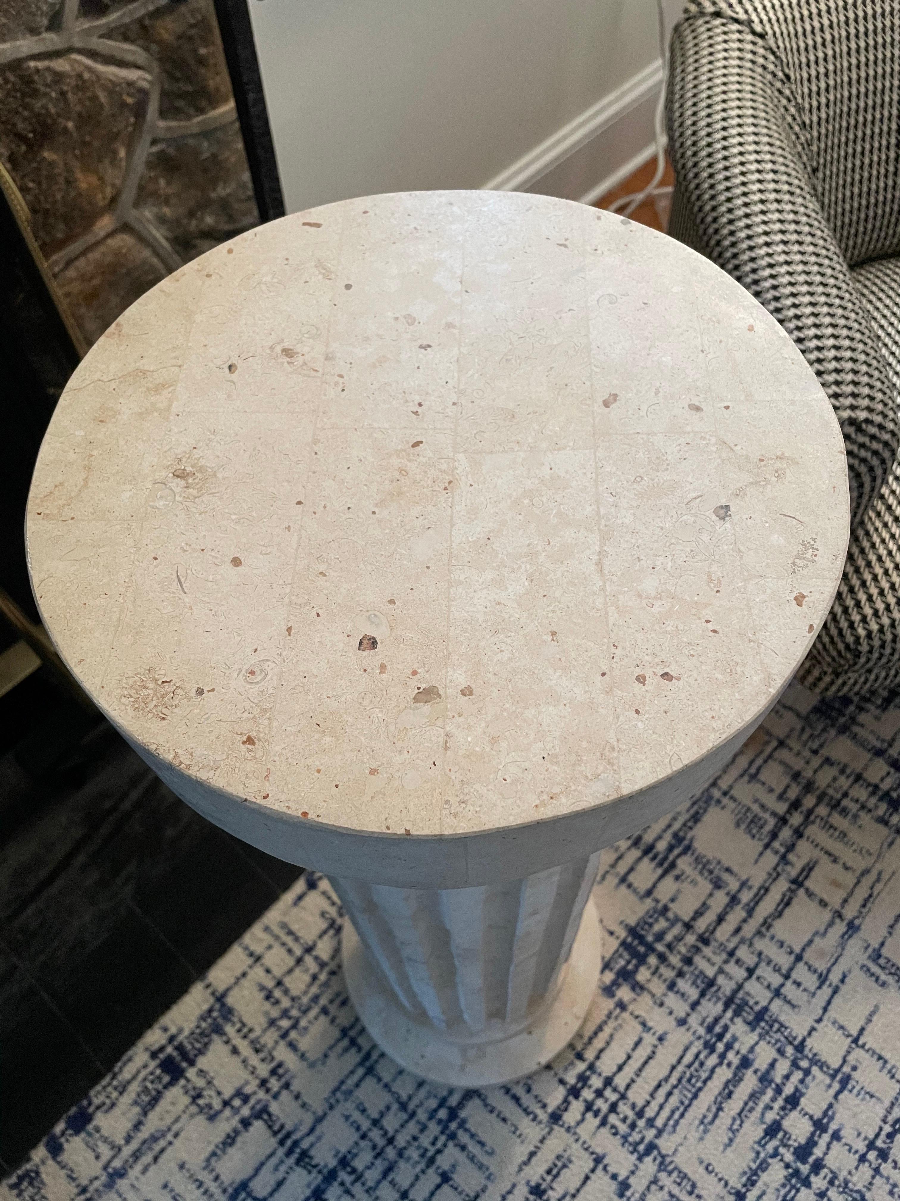 Neoklassizistischer Mosaik-Sockel mit geriffeltem Säulensockel (Ende des 20. Jahrhunderts) im Angebot