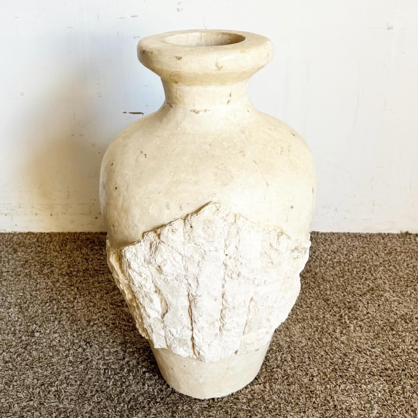 Verwandeln Sie Ihren Raum mit der Postmodern Tessellated Raw and Polished Stone Floor Vase. Diese einzigartige Vase zeigt eine Mischung aus rohem und poliertem Stein, die einen atemberaubenden visuellen Kontrast schafft. Er eignet sich perfekt für