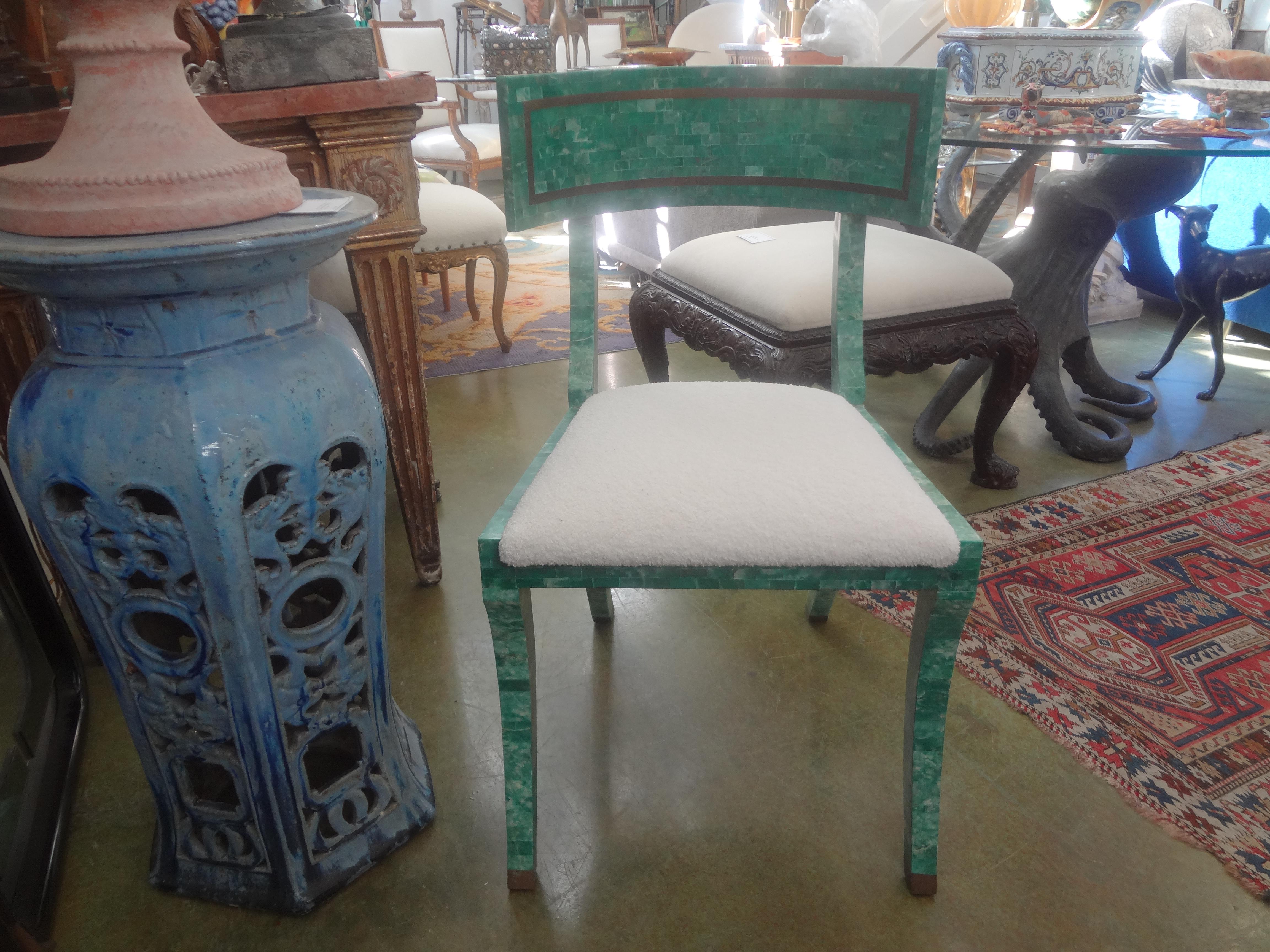 Hollywood Regency Sedia Klismos postmoderna in pietra tessellata e ottone di Maitland Smith in vendita