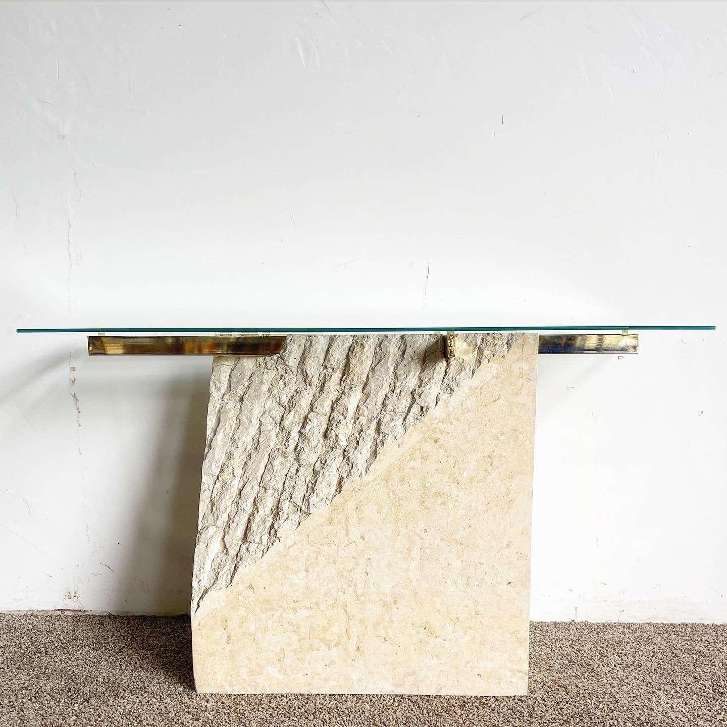 Étonnante table console vintage postmoderne en pierre tessellée. Les caractéristiques de la face polie avec une pierre brute sont sous le verre. Le plateau en verre biseauté repose sur un crucifix en métal doré.