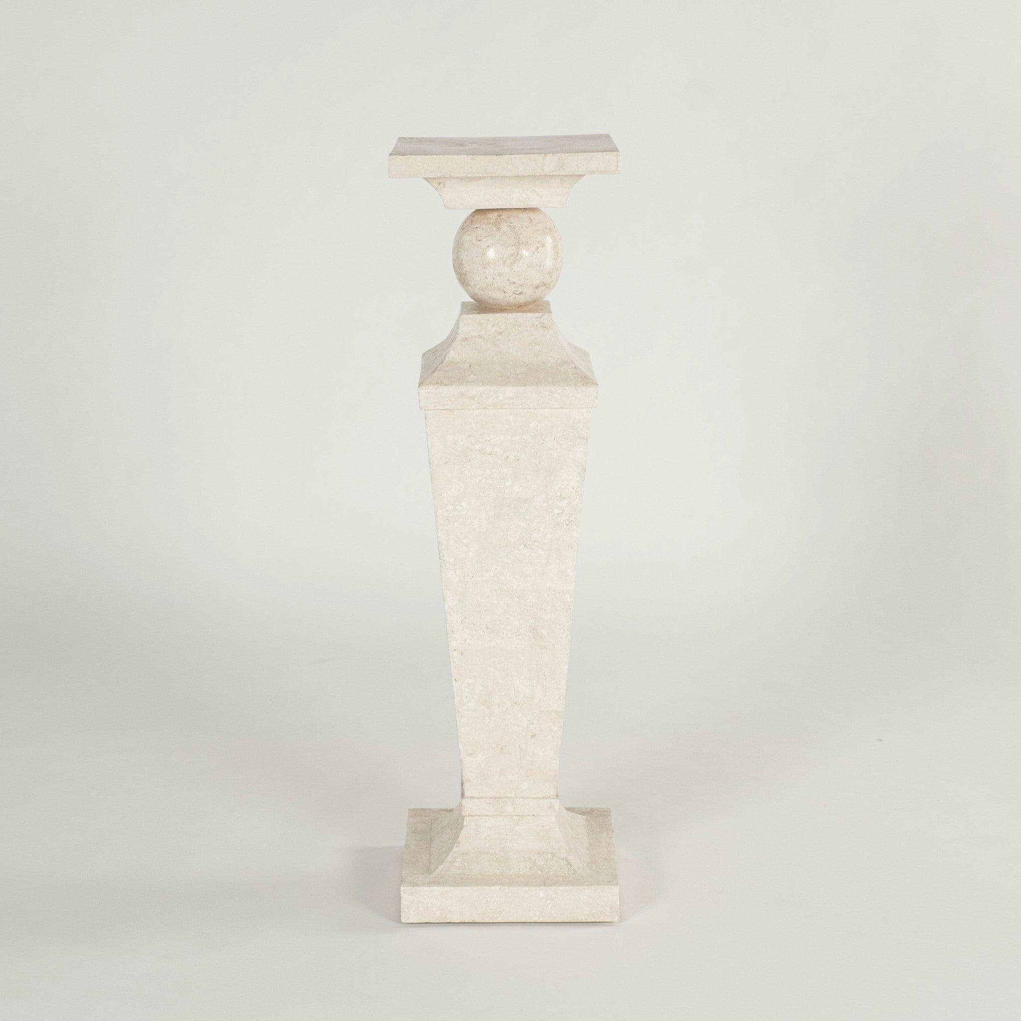 Pedestal postmoderno de piedra teselada siglo XX en venta