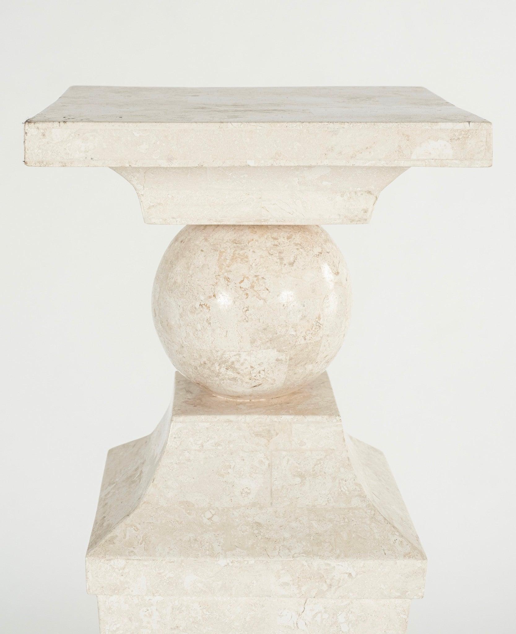 Pedestal postmoderno de piedra teselada en venta 1