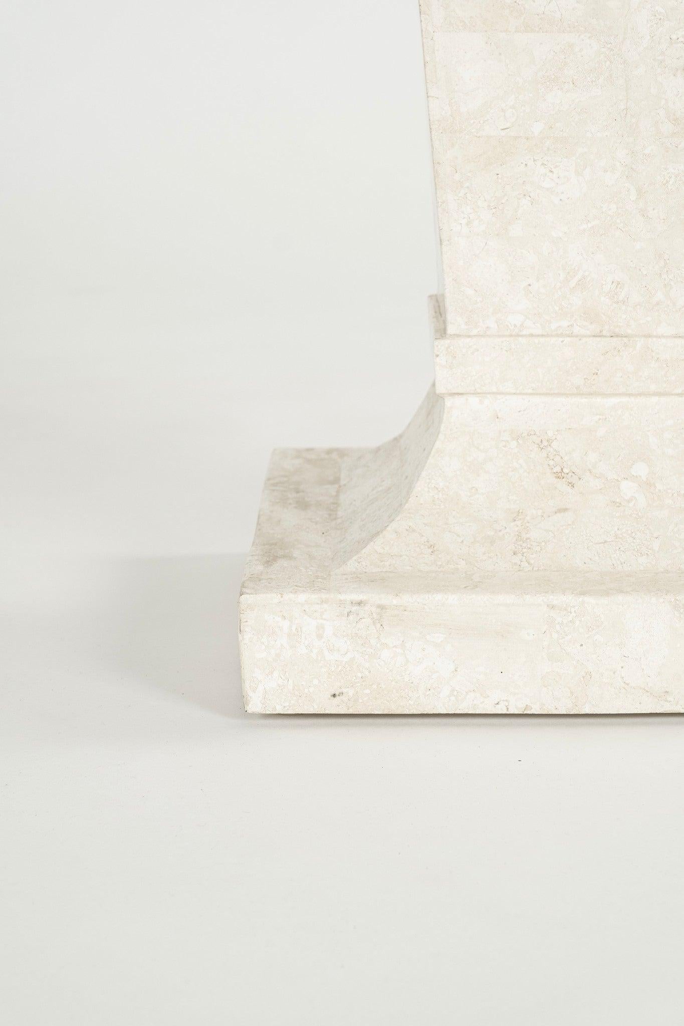 Pedestal postmoderno de piedra teselada en venta 2