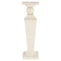 Pedestal postmoderno de piedra teselada