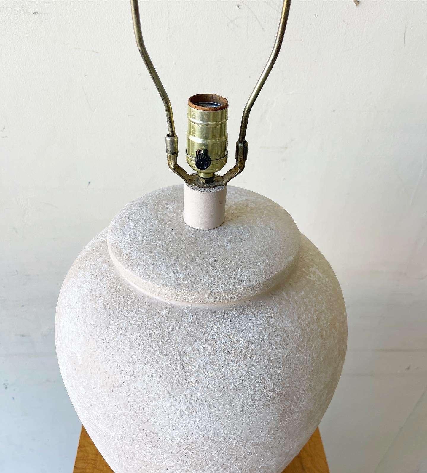 Exceptional vintage postmodern ceramic table lamp. Features a textured almond finish.

3 way lighting
