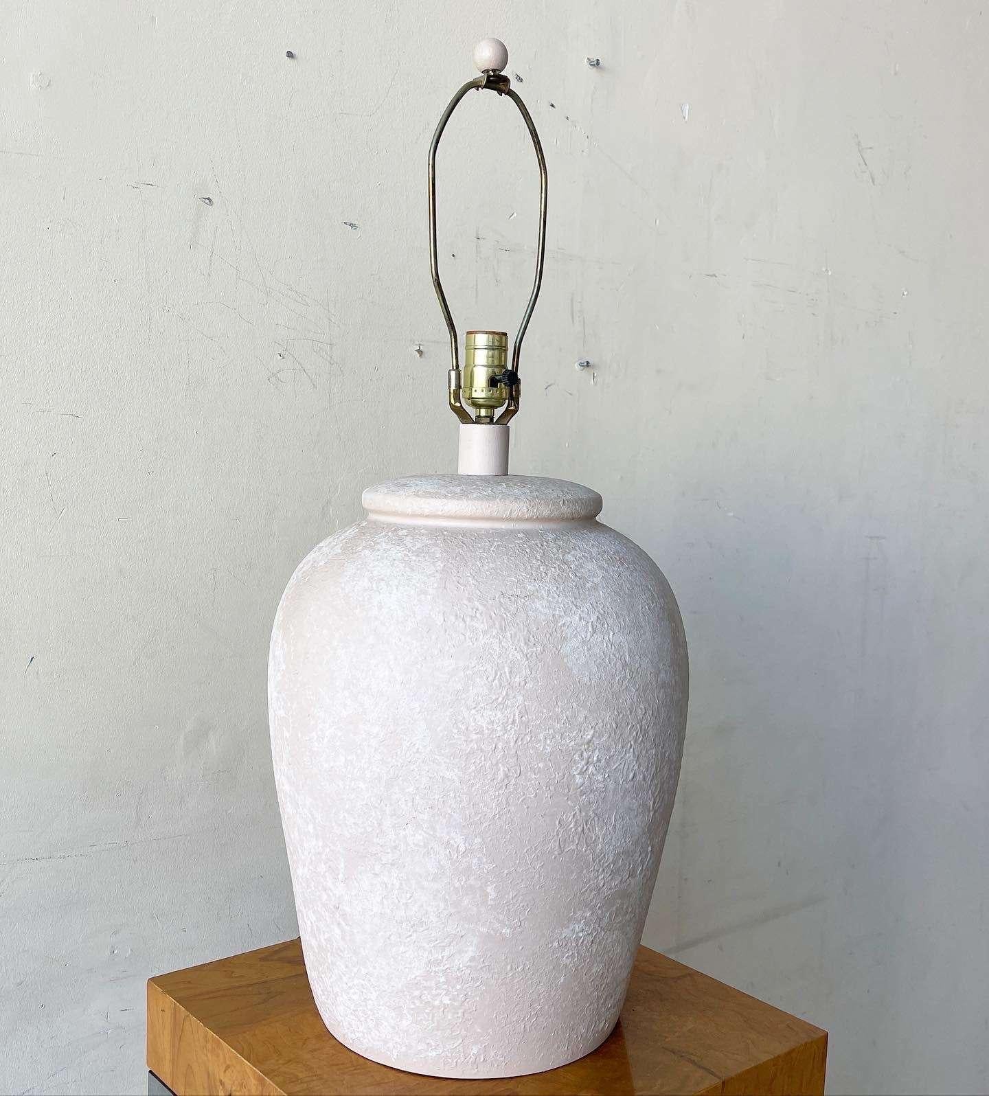Postmoderne Lampe de table postmoderne texturée amande et beige en vente