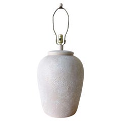 Postmoderne Tischlampe aus strukturiertem Almond und Beige