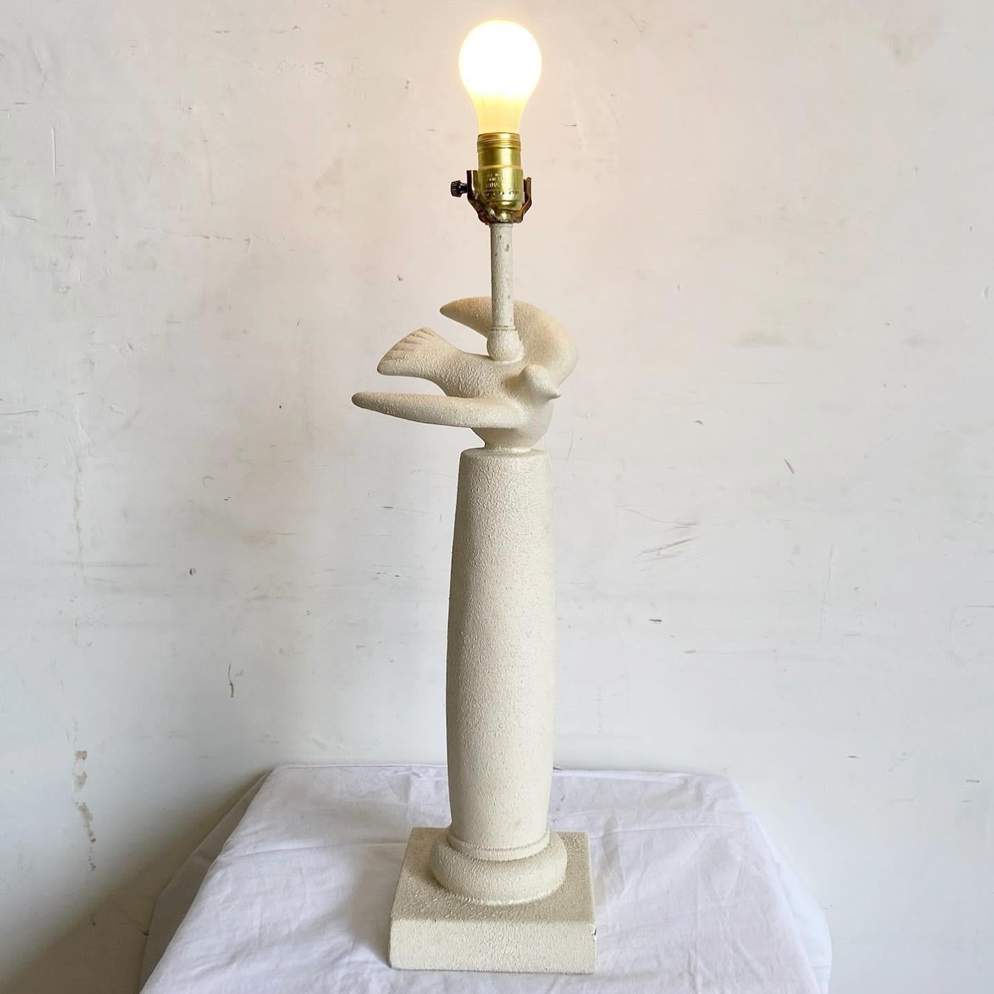 Américain Lampe de table postmoderne en plâtre texturé avec colombe volante en vente