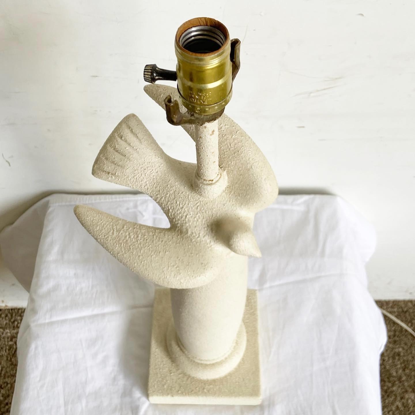 20ième siècle Lampe de table postmoderne en plâtre texturé avec colombe volante en vente