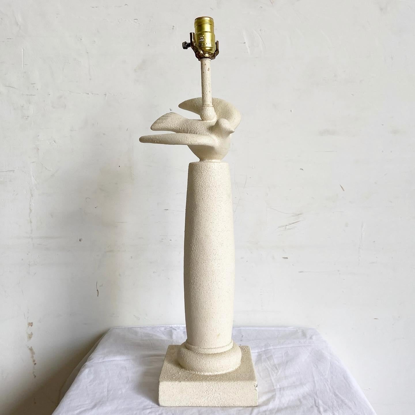 Plâtre Lampe de table postmoderne en plâtre texturé avec colombe volante en vente