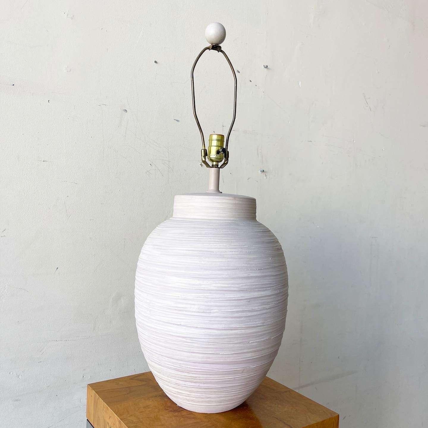 Postmoderne Lampe de table postmoderne texturée pourpre et amande en vente