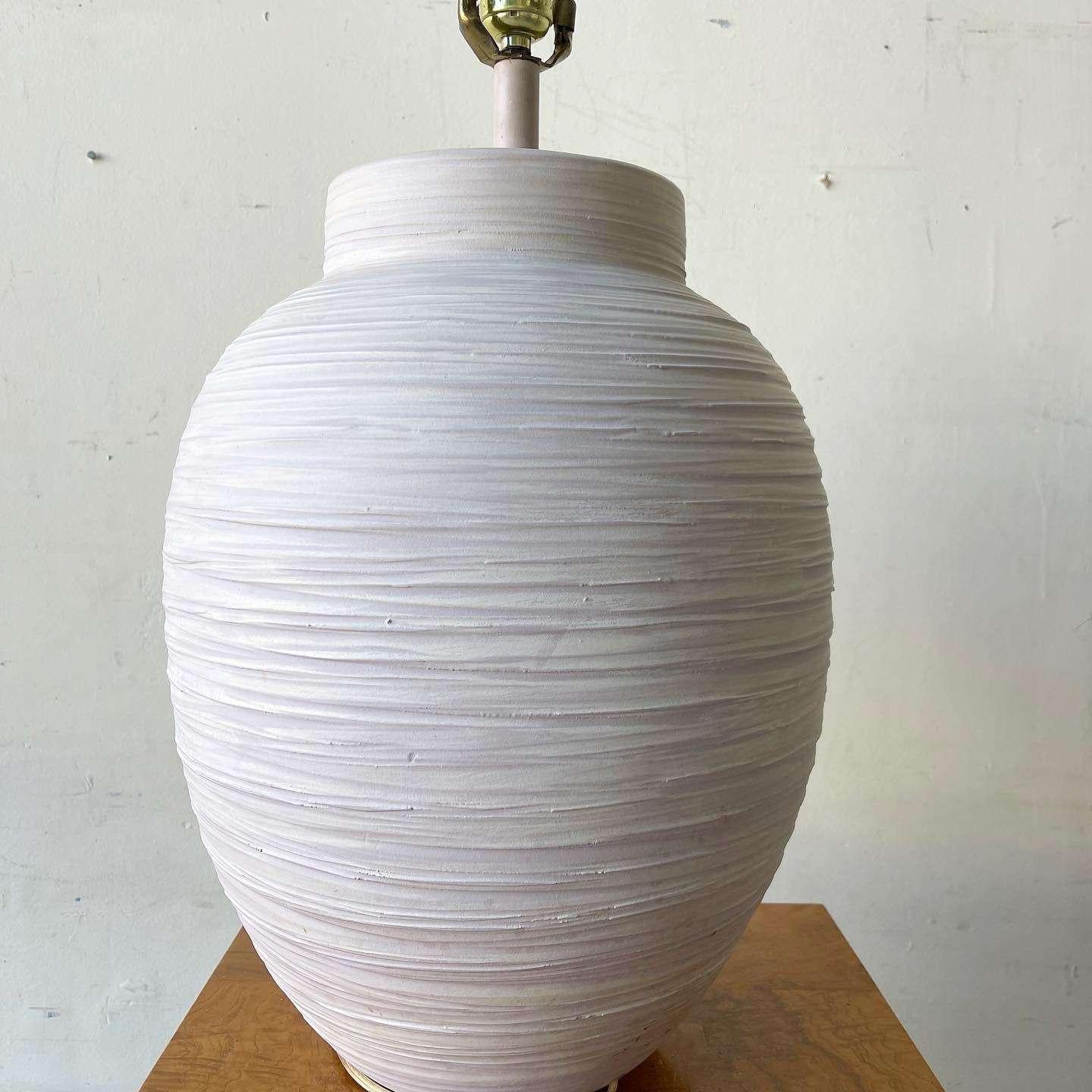 Américain Lampe de table postmoderne texturée pourpre et amande en vente