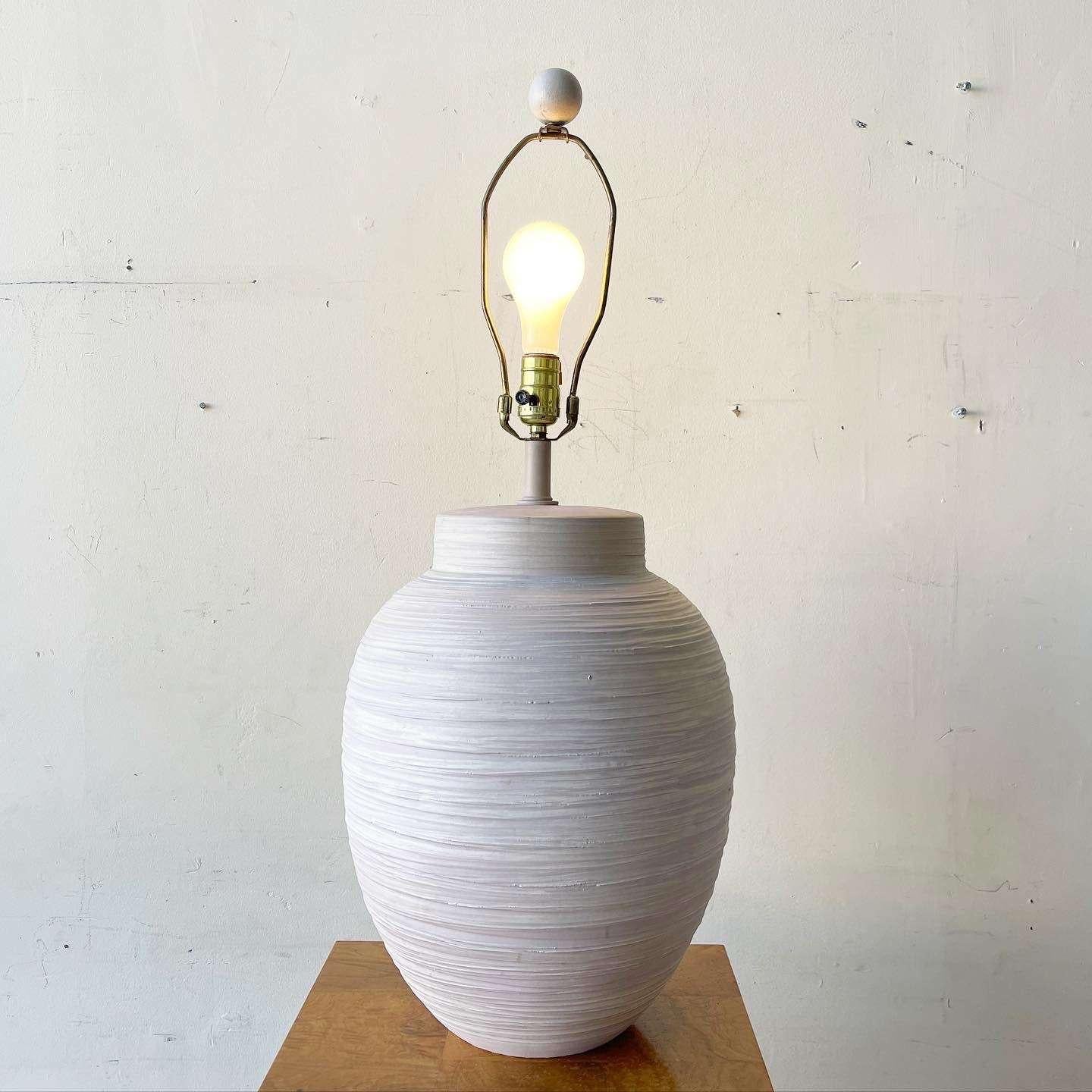 Lampe de table postmoderne texturée pourpre et amande Bon état - En vente à Delray Beach, FL