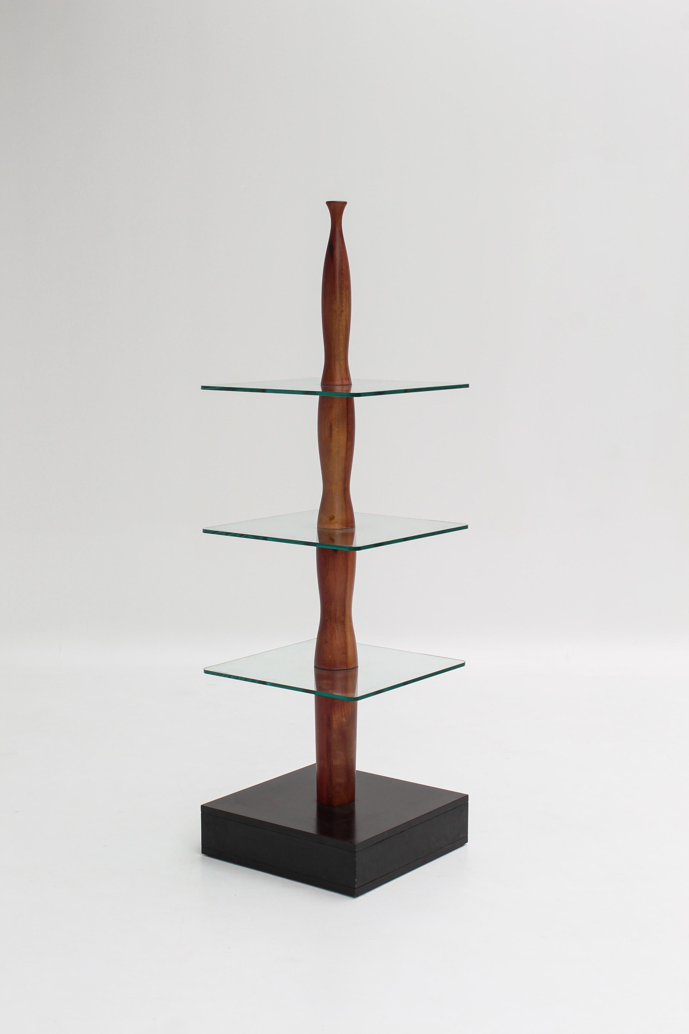 Scaffale totemico disegnato da Pascal Mourgue per Artelano negli anni '90, parte dell'iconica collezione Collectional.

Un pezzo scultoreo che sfuma il confine tra arredamento e architettura, che riflette la visione di Mourgue di un design