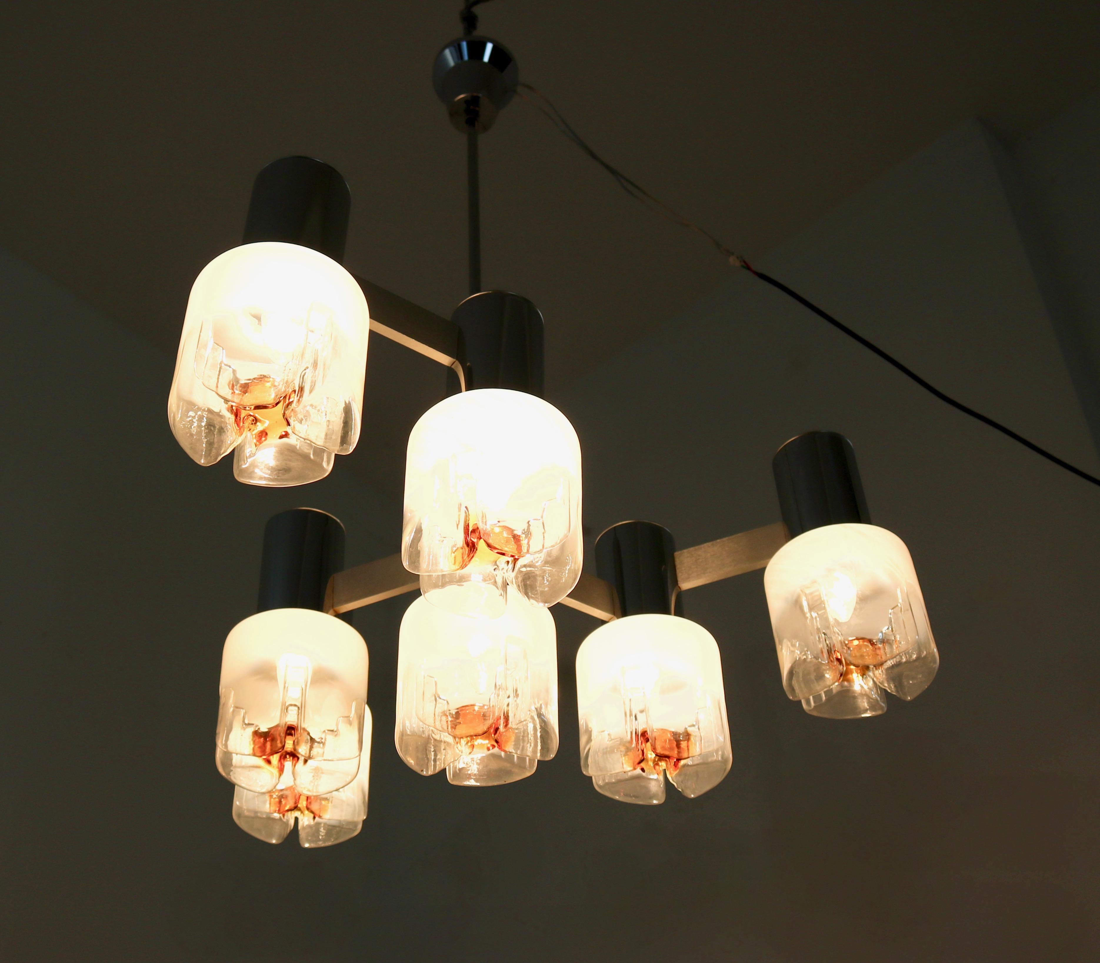 Hergestellt in Italien, 1970er Jahre.
Dieser Kronleuchter besteht aus einem verchromten Metallrahmen und sieben Murano-Glasdiffusoren.
Da es sich um ein Vintage-Stück handelt, kann es leichte Gebrauchsspuren aufweisen, aber es ist in perfektem