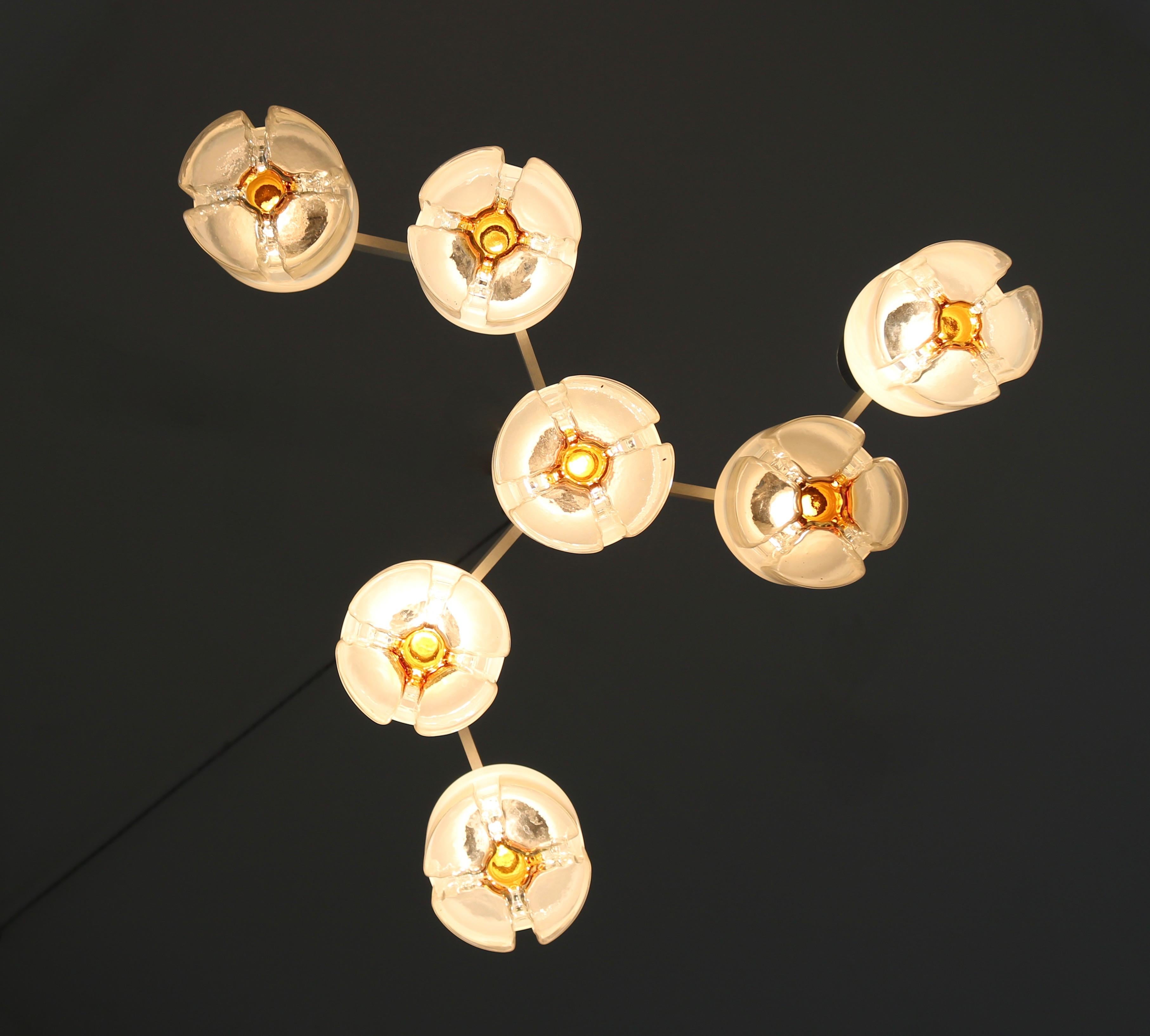 Postmoderner dreiarmiger Kronleuchter aus geblasenem Glas und Metall, hergestellt von Mazzega, Italien im Zustand „Hervorragend“ im Angebot in Bresso, Lombardy