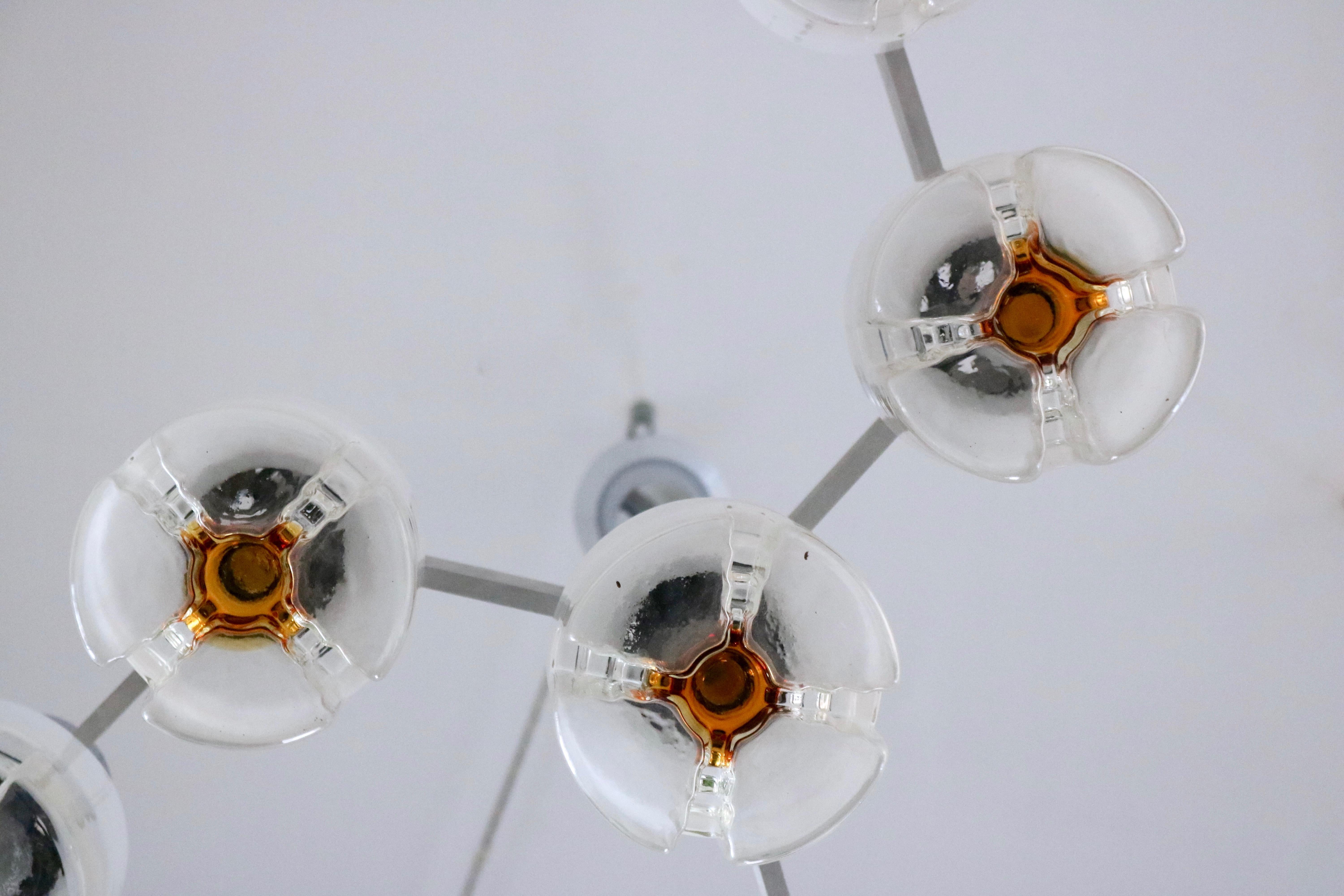 Postmoderner dreiarmiger Kronleuchter aus geblasenem Glas und Metall, hergestellt von Mazzega, Italien (Ende des 20. Jahrhunderts) im Angebot