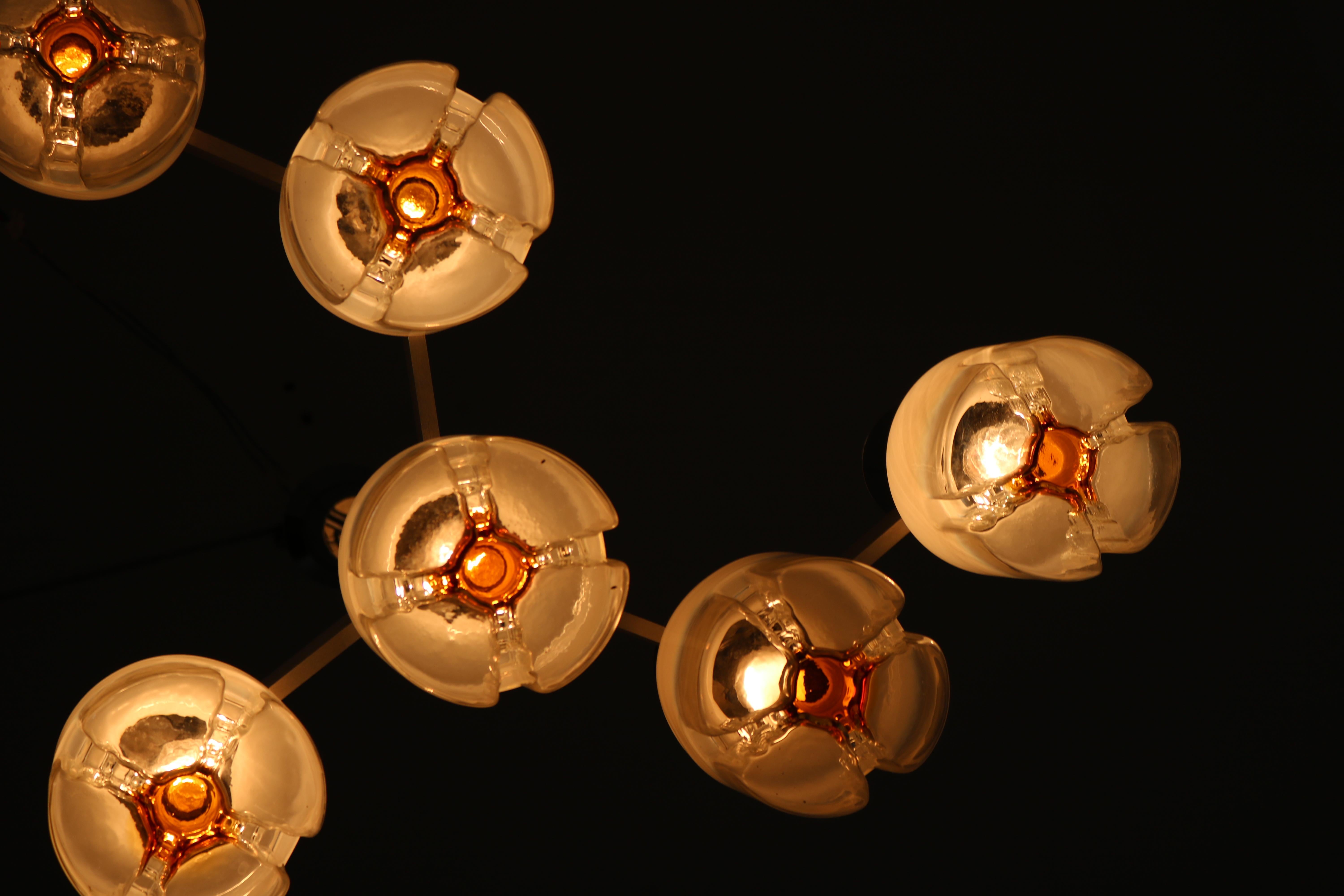 Postmoderner dreiarmiger Kronleuchter aus geblasenem Glas und Metall, hergestellt von Mazzega, Italien im Angebot 1