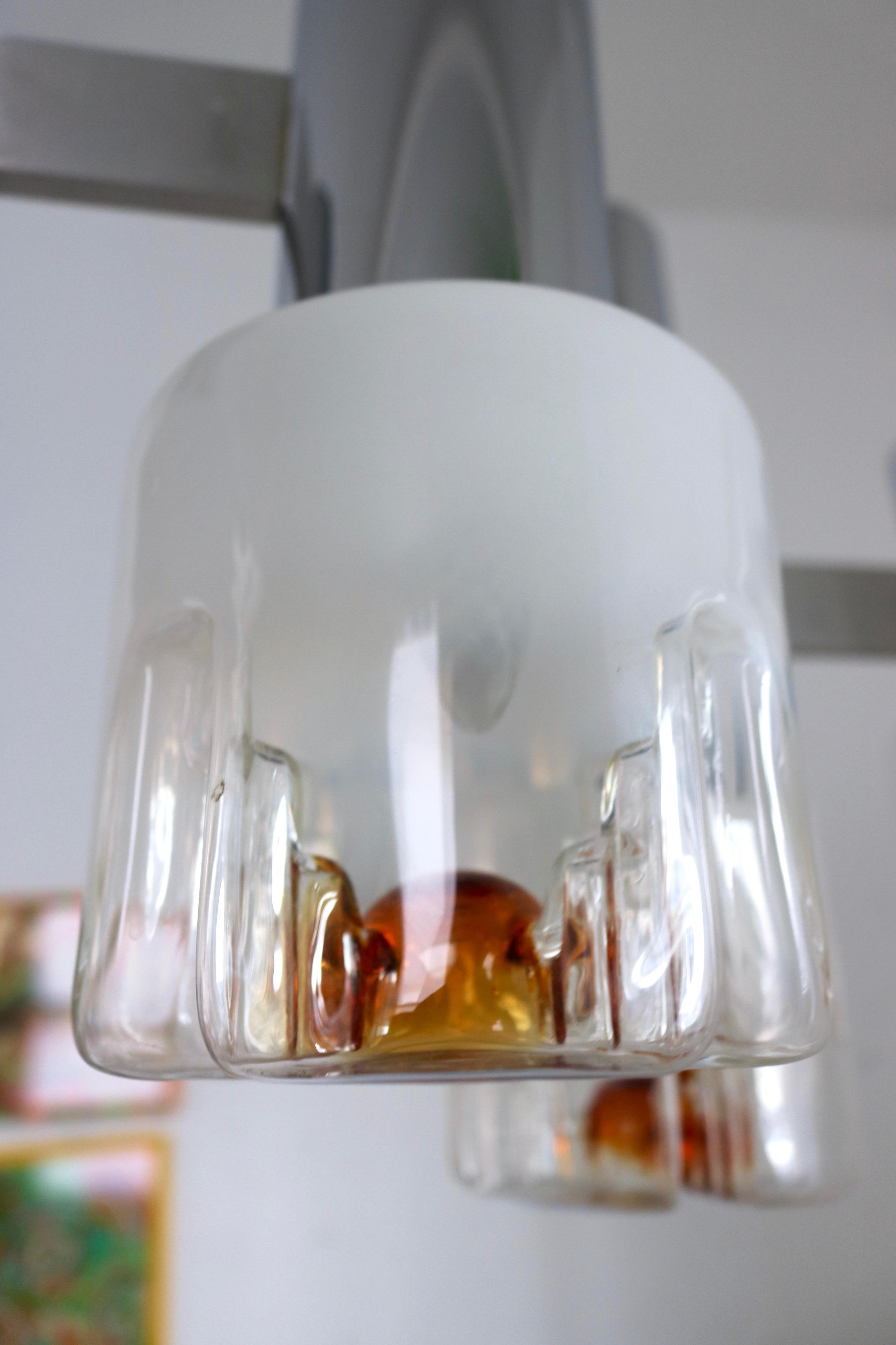 Postmoderner dreiarmiger Kronleuchter aus geblasenem Glas und Metall, hergestellt von Mazzega, Italien im Angebot 2