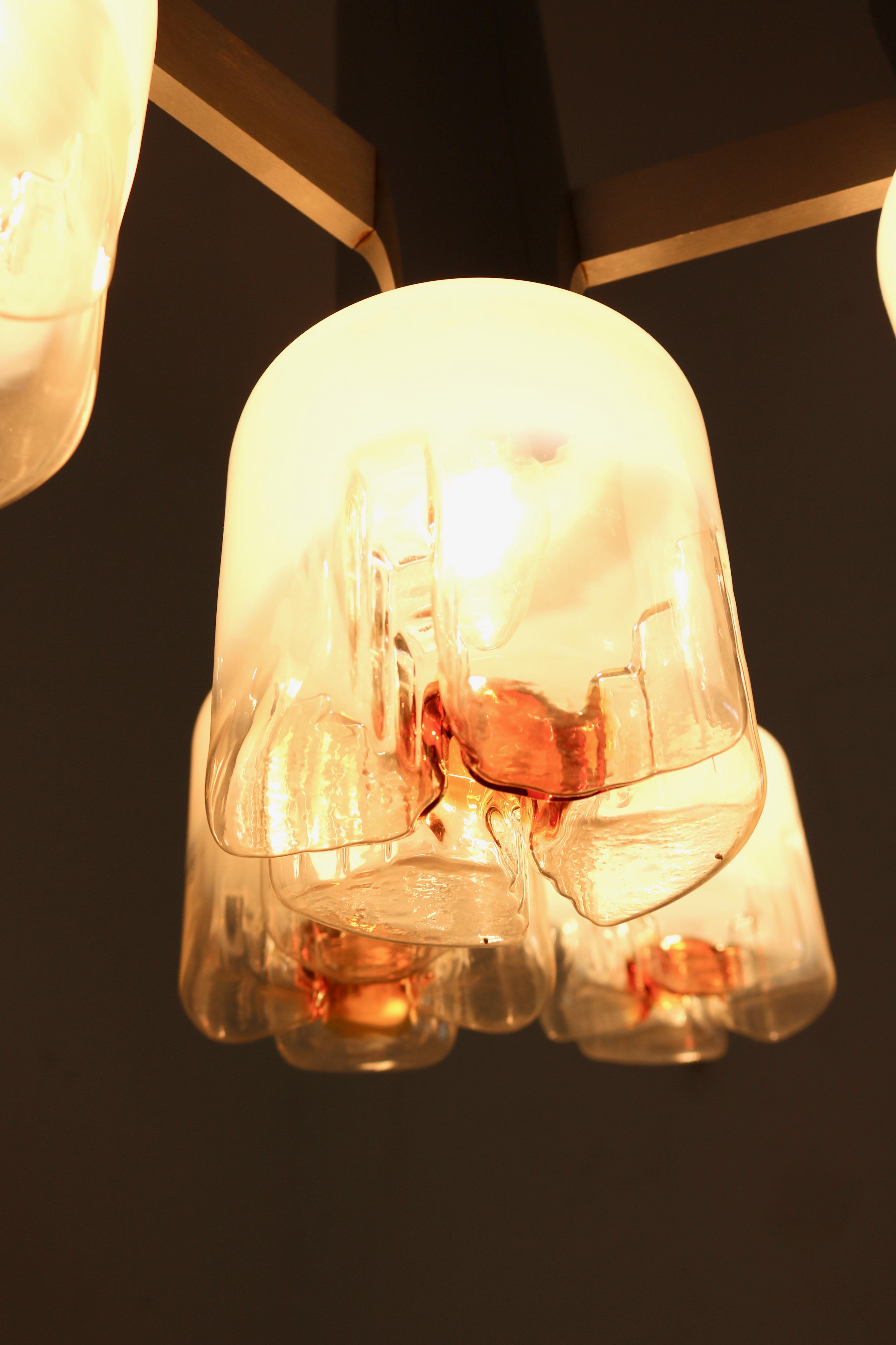 Postmoderner dreiarmiger Kronleuchter aus geblasenem Glas und Metall, hergestellt von Mazzega, Italien im Angebot 3