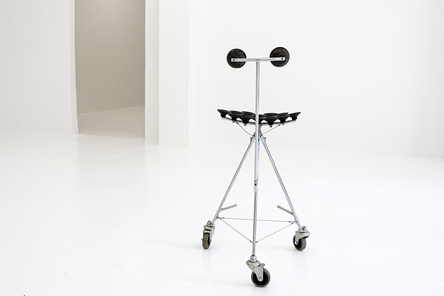 Chaise haute postmoderne à trois pieds et à ventouses avec roulettes en vente 11