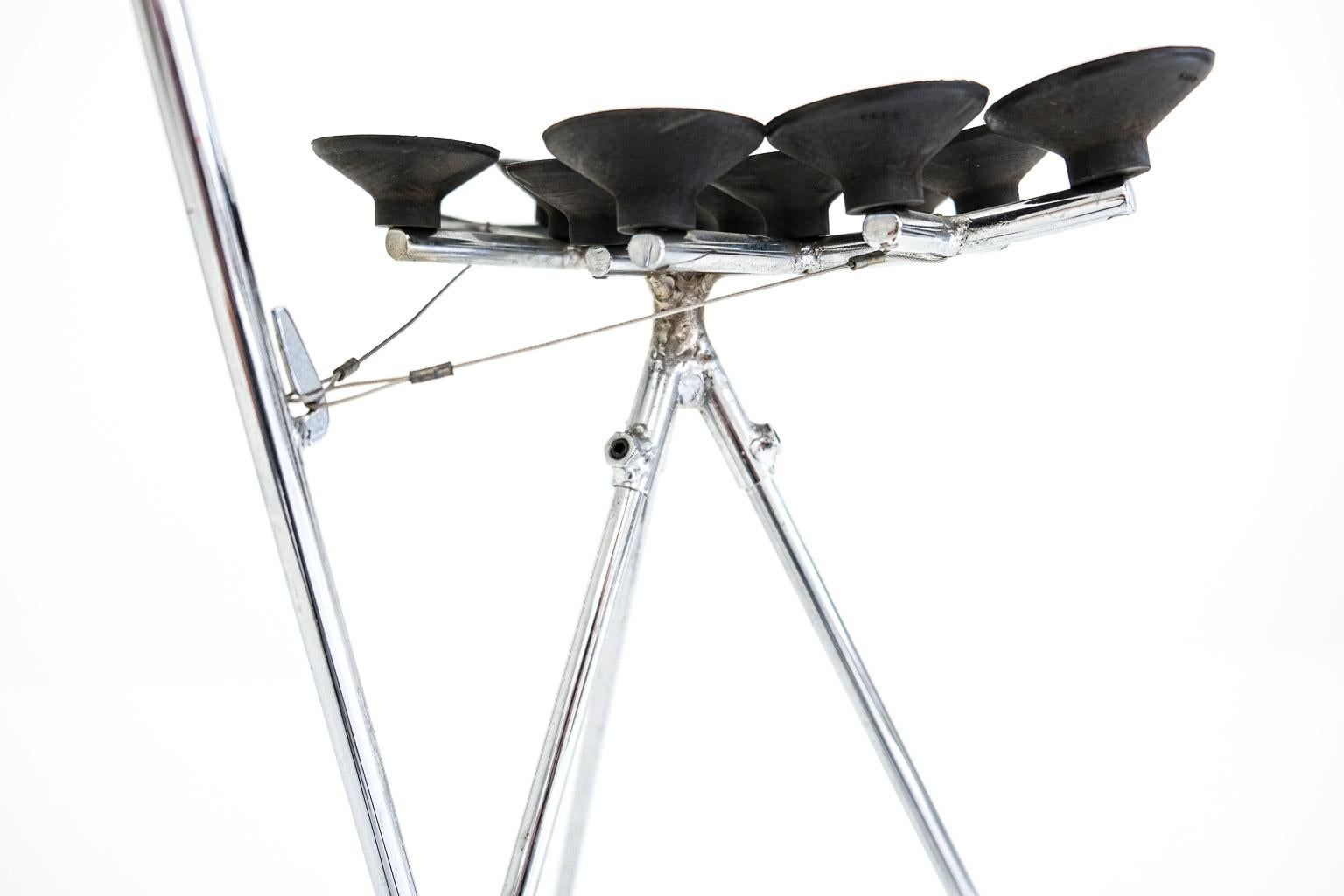 Australien Chaise haute postmoderne à trois pieds et à ventouses avec roulettes en vente
