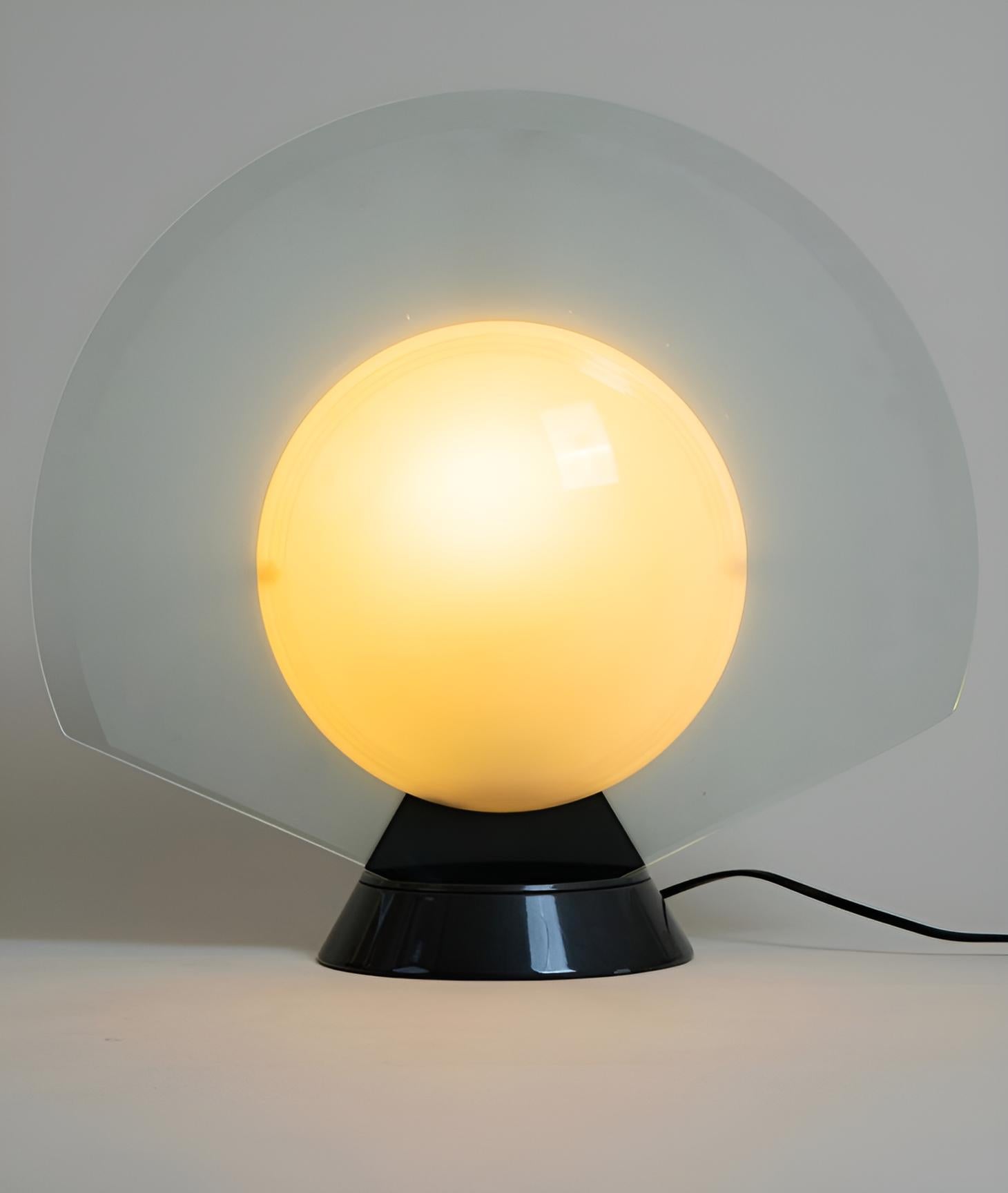 Die von Pier Giuseppe Ramella für Arteluce entworfene Tischleuchte 