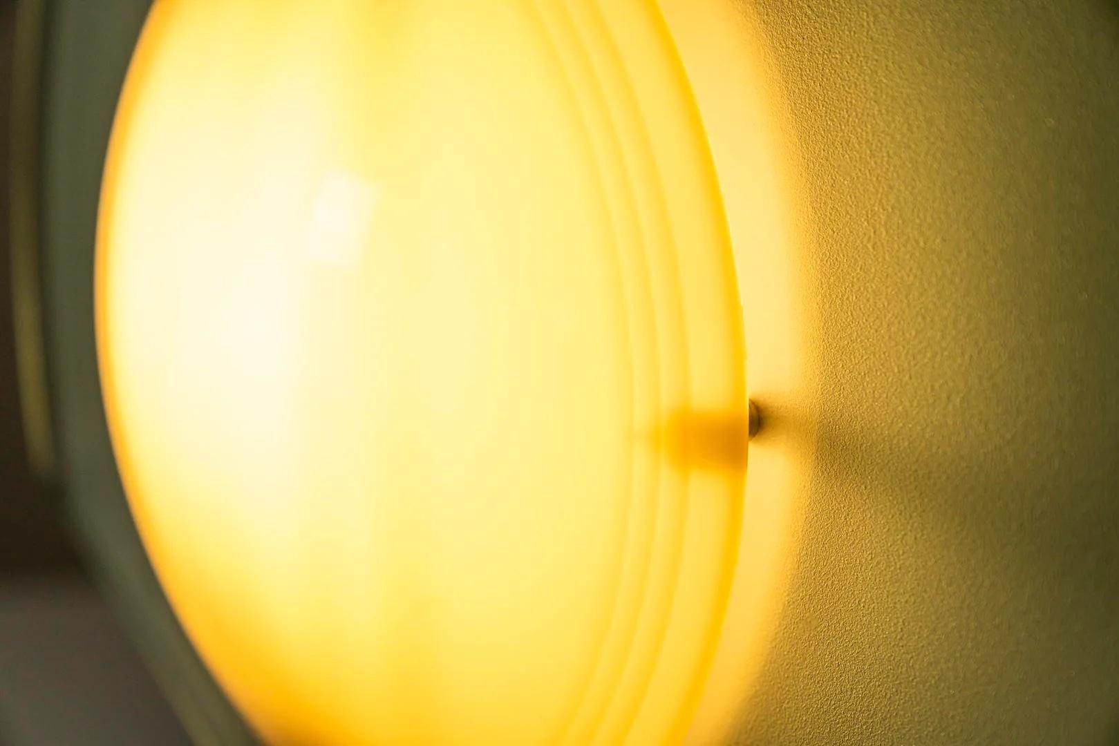 Postmoderne Tikal-Tischlampe (Metall) im Angebot