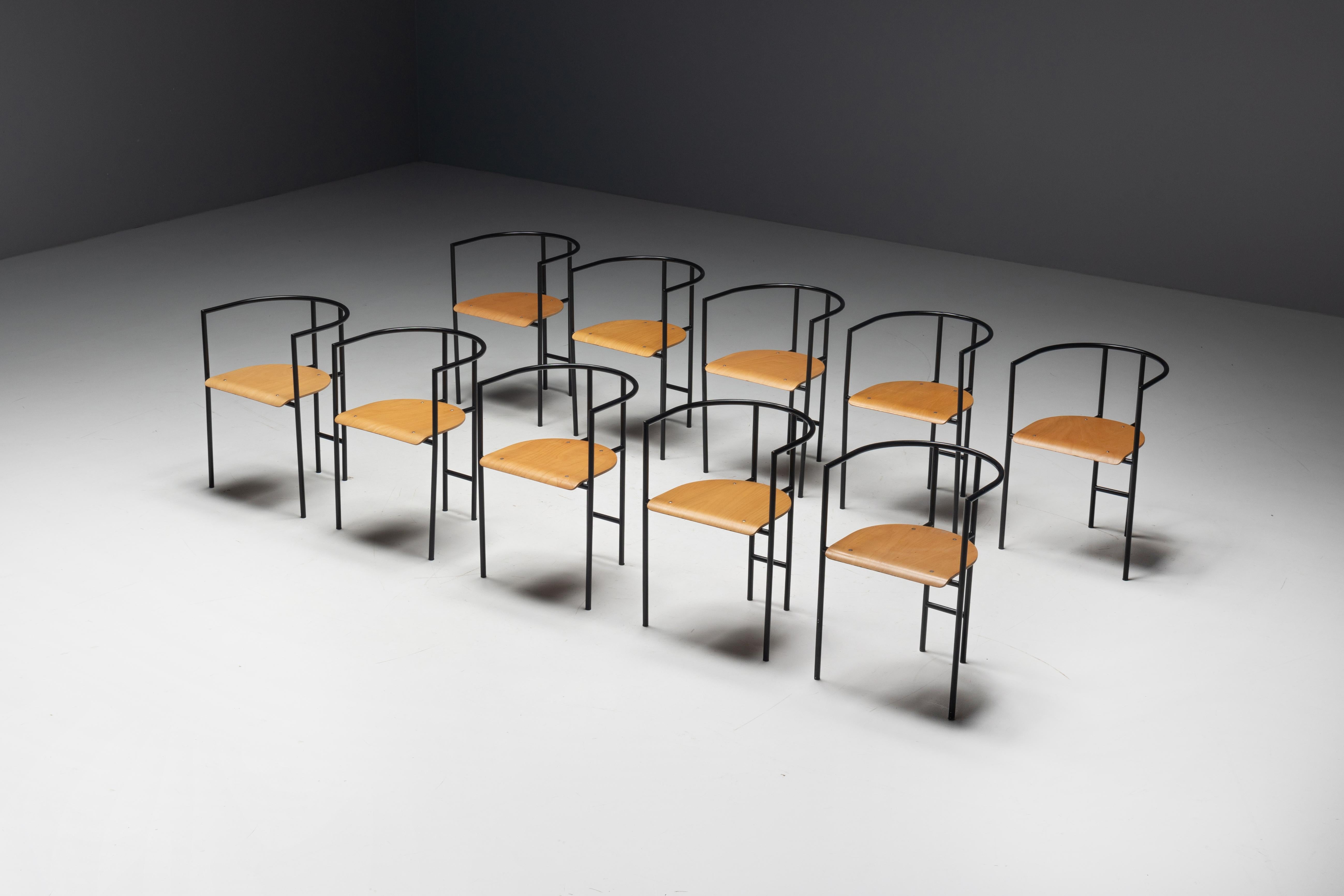 Set di 10 poltrone Rodney Kinsman Tokyo per Bieffeplast, un design postmoderno degli anni '80 caratterizzato da un'elegante struttura in acciaio nero e da sedute in ricca impiallacciatura di faggio. Le linee eleganti e minimaliste riflettono