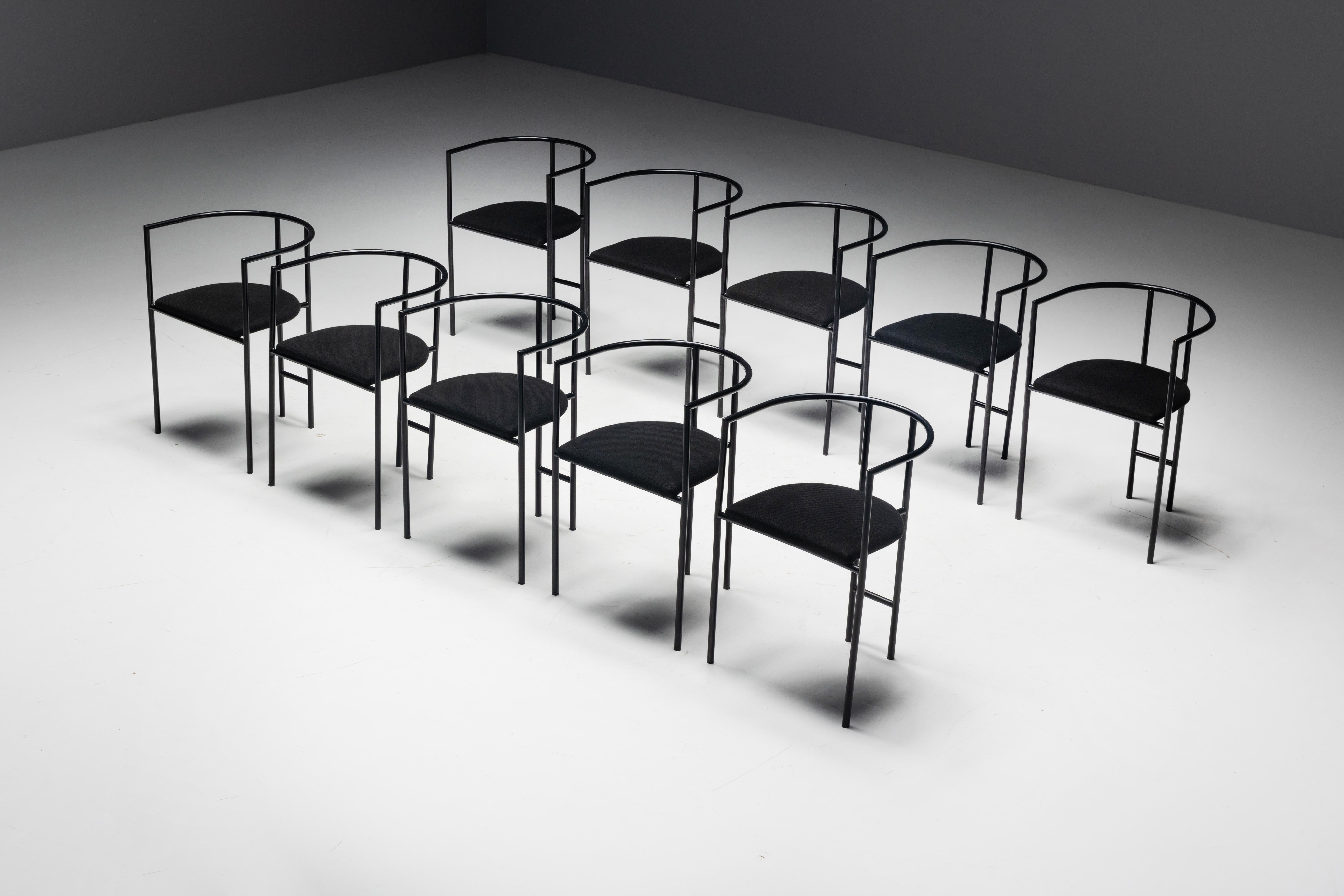 Set di 10 poltrone Rodney Kinsman Tokyo per Bieffeplast, un design postmoderno degli anni '80 caratterizzato da eleganti strutture in acciaio nero con sedute in tessuto di lana nero. Le linee eleganti e minimaliste riflettono l'approccio innovativo