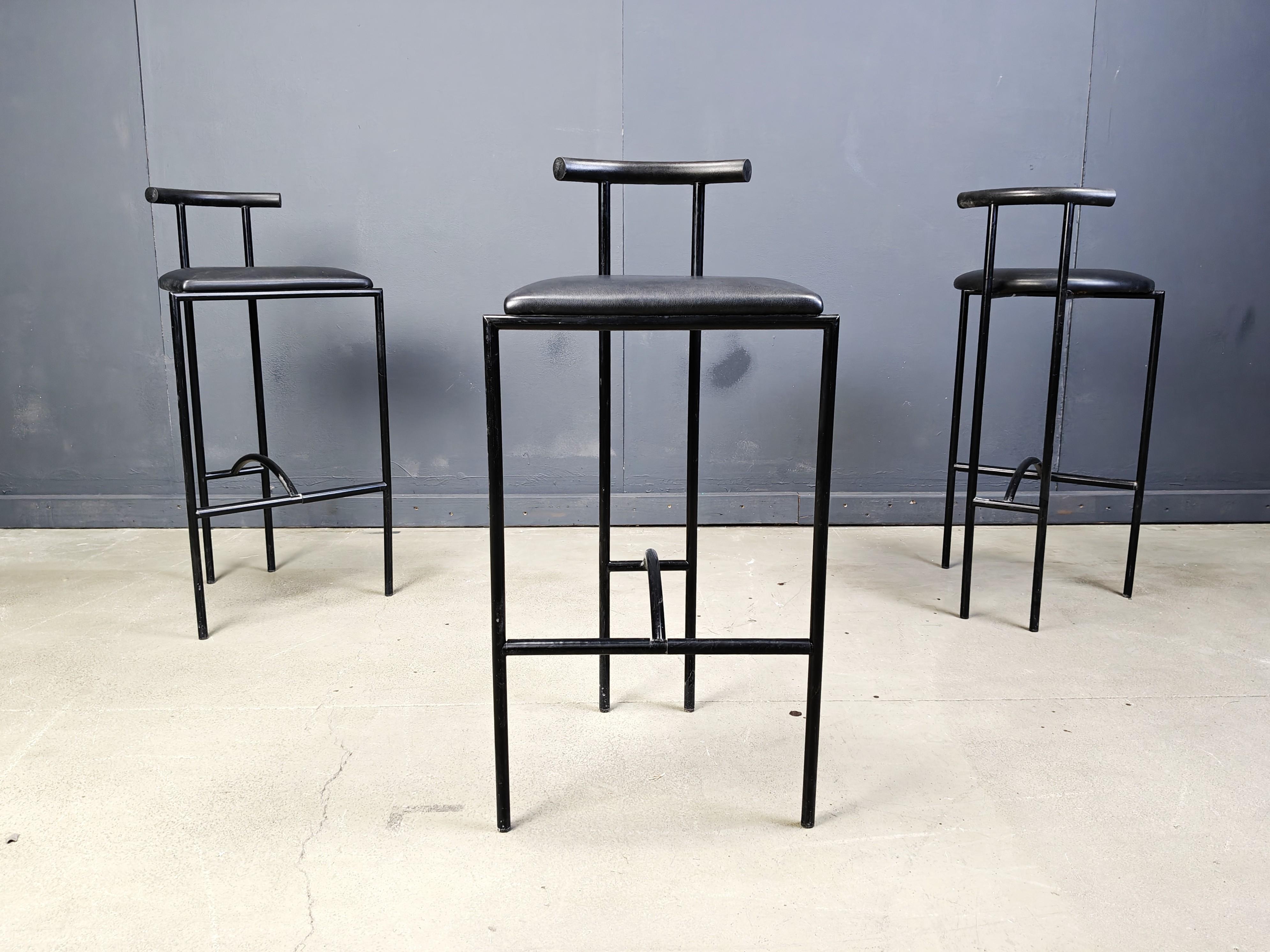 Taburetes de bar postmodernos formados por una estructura de metal negro con tapicería de polipiel negra.

Un diseño italiano postmoderno que no pasa de moda.

años 80 - Italia 

Buen estado

Dimensiones:
Altura: 90 cm
Anchura: 45 cm
Profundidad: 40